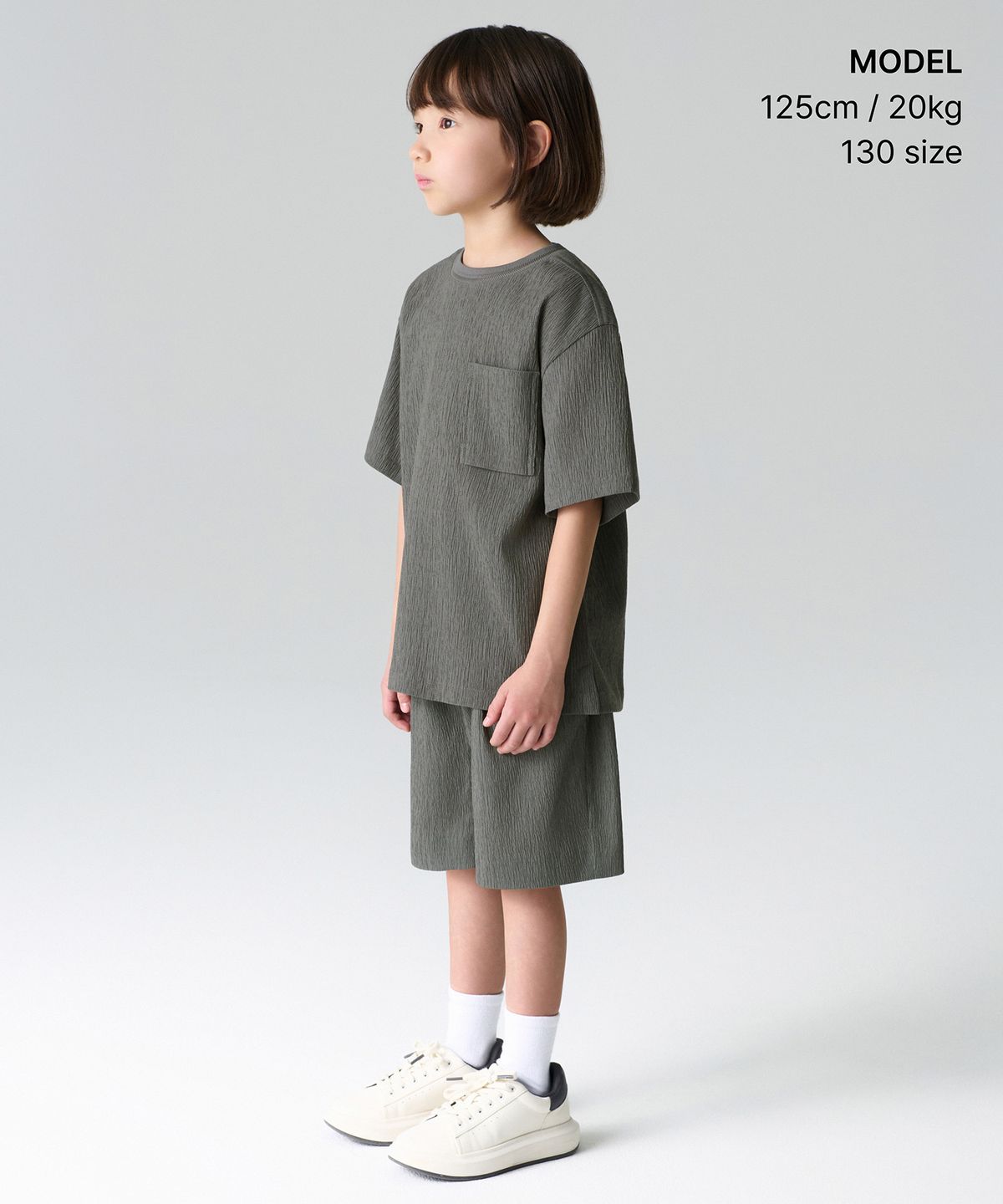 무신사 스탠다드 키즈(MUSINSA STANDARD KIDS) 크링클 오버사이즈 우븐 티셔츠 & 크링클 원 턱 와이드 밴딩 쇼츠 셋업 [카키 그레이]