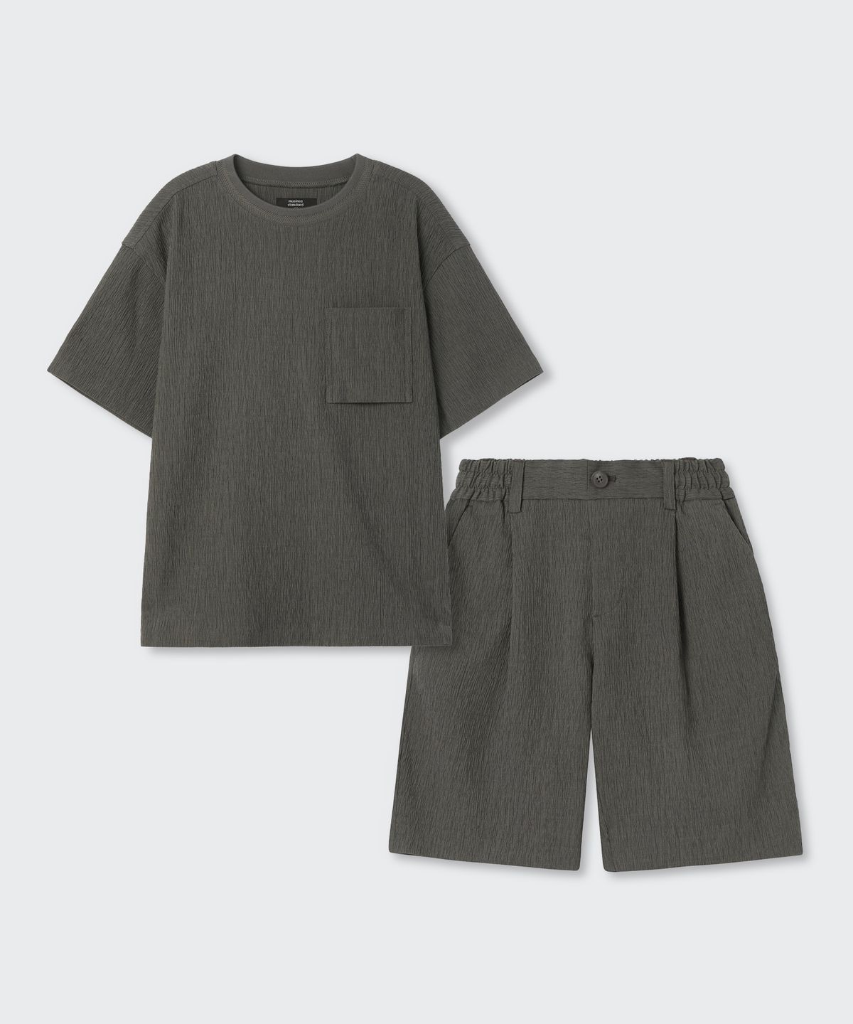 무신사 스탠다드 키즈(MUSINSA STANDARD KIDS) 크링클 오버사이즈 우븐 티셔츠 & 크링클 원 턱 와이드 밴딩 쇼츠 셋업 [카키 그레이]