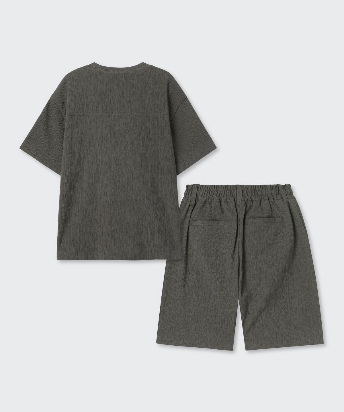 무신사 스탠다드 키즈(MUSINSA STANDARD KIDS) 크링클 오버사이즈 우븐 티셔츠 & 크링클 원 턱 와이드 밴딩 쇼츠 셋업 [카키 그레이]