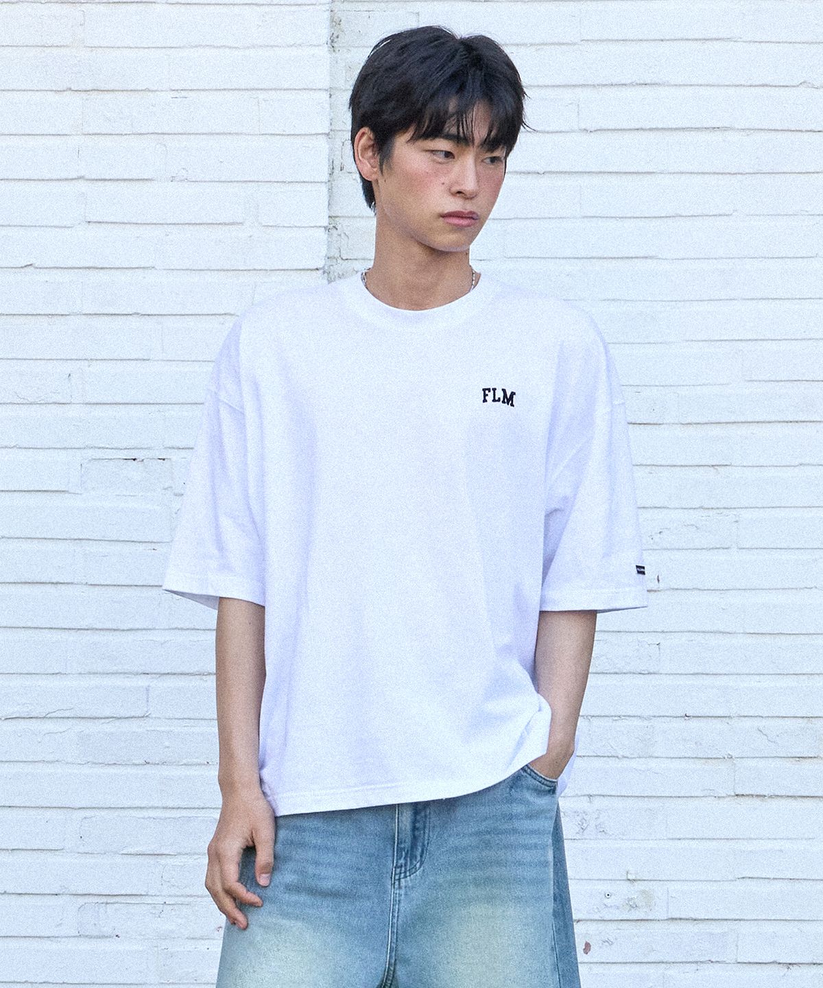 필루미네이트(FILLUMINATE) FLM 스몰 로고 티셔츠-화이트