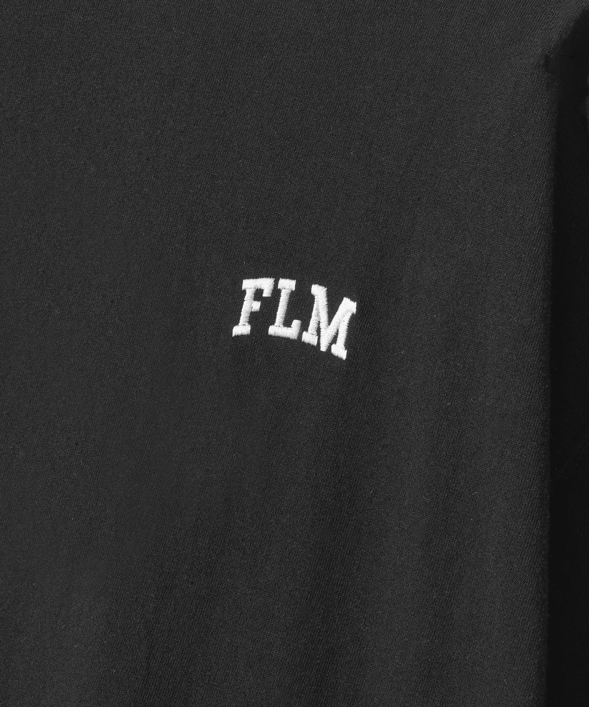 필루미네이트(FILLUMINATE) FLM 스몰 로고 티셔츠-블랙