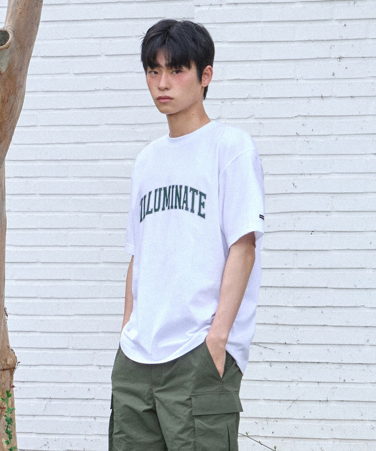 필루미네이트(FILLUMINATE) 투 톤 아치 로고 티셔츠-화이트