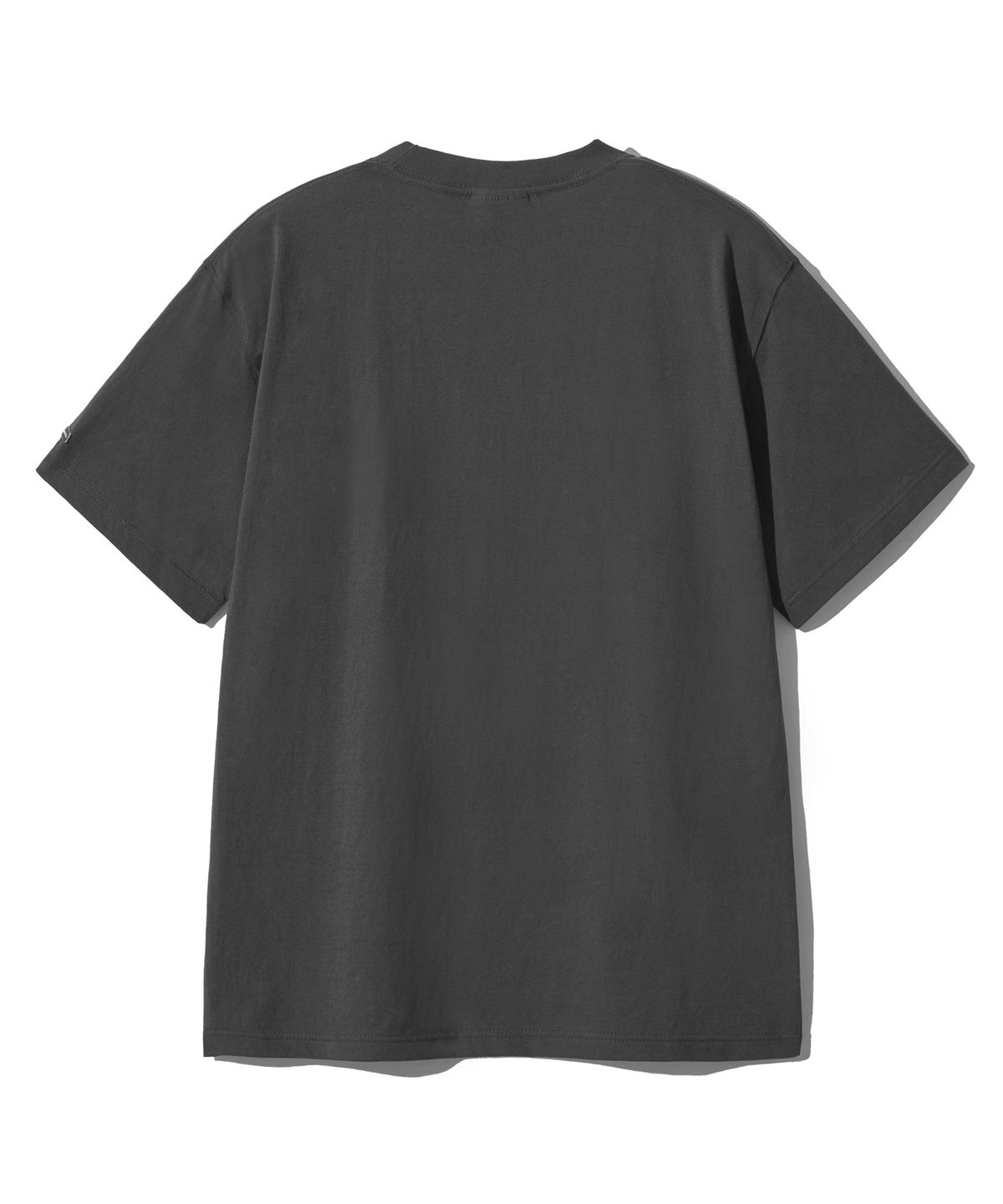 필루미네이트(FILLUMINATE) 투 톤 아치 로고 티셔츠-차콜