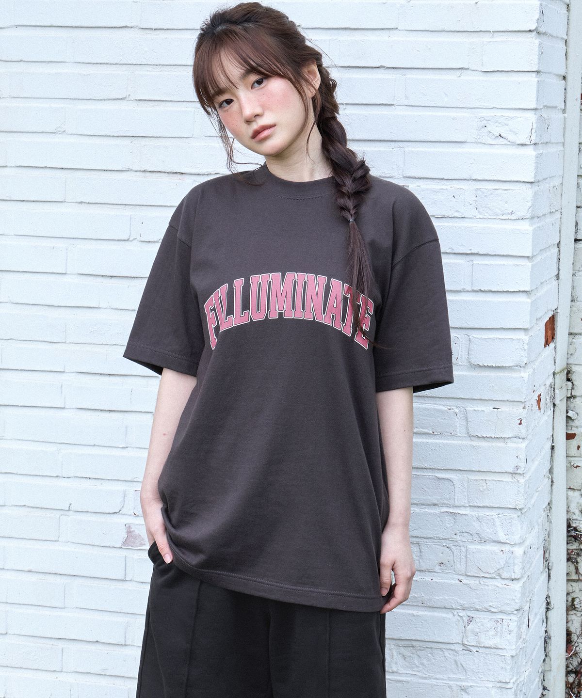 필루미네이트(FILLUMINATE) 투 톤 아치 로고 티셔츠-차콜
