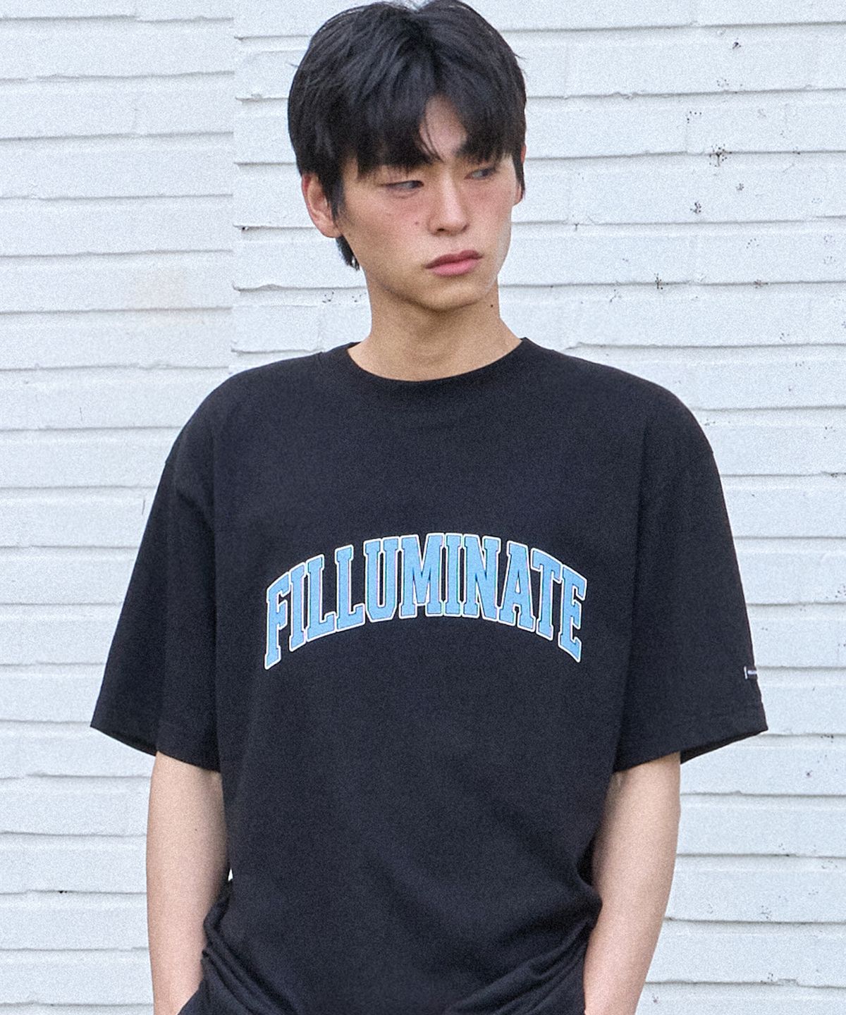 필루미네이트(FILLUMINATE) 투 톤 아치 로고 티셔츠-블랙