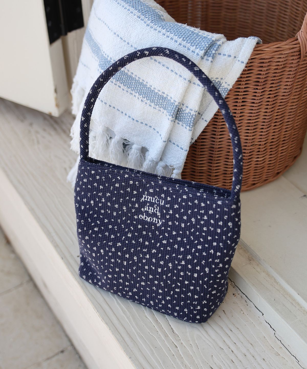 무쿠앤에보니(MUCU AND EBONY) Nearest Bag _ Flower Navy
