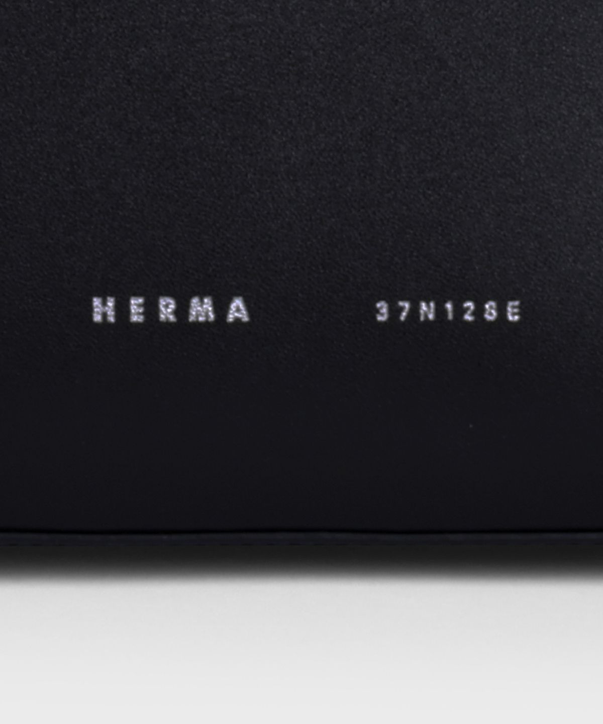 헤르마(HERMA) 로에 24 탑 핸들백 블랙