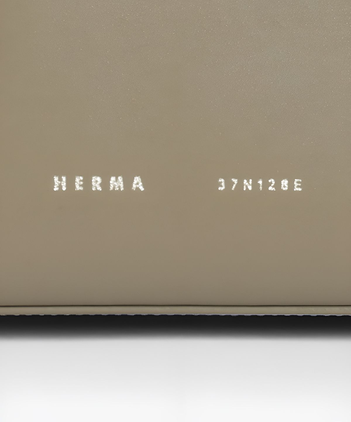 헤르마(HERMA) 로에 24 탑 핸들백 에크루
