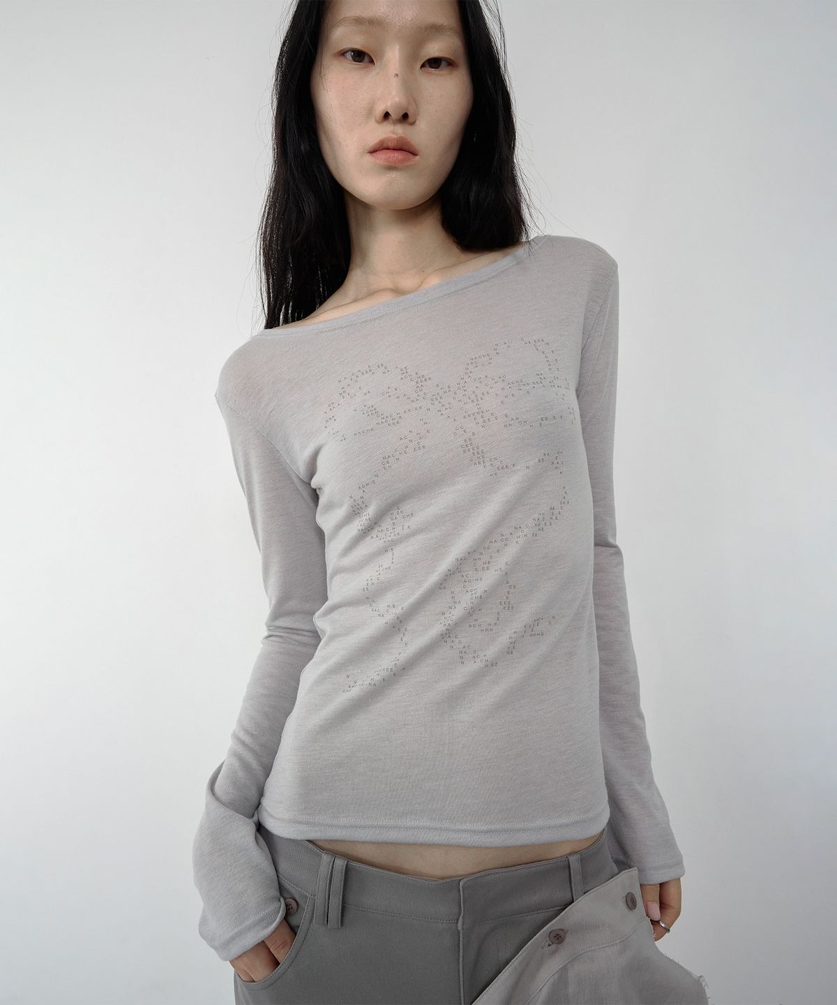 나체(NACHE) RIBBON TYPO LONG SLEEVE SAND BEIGE