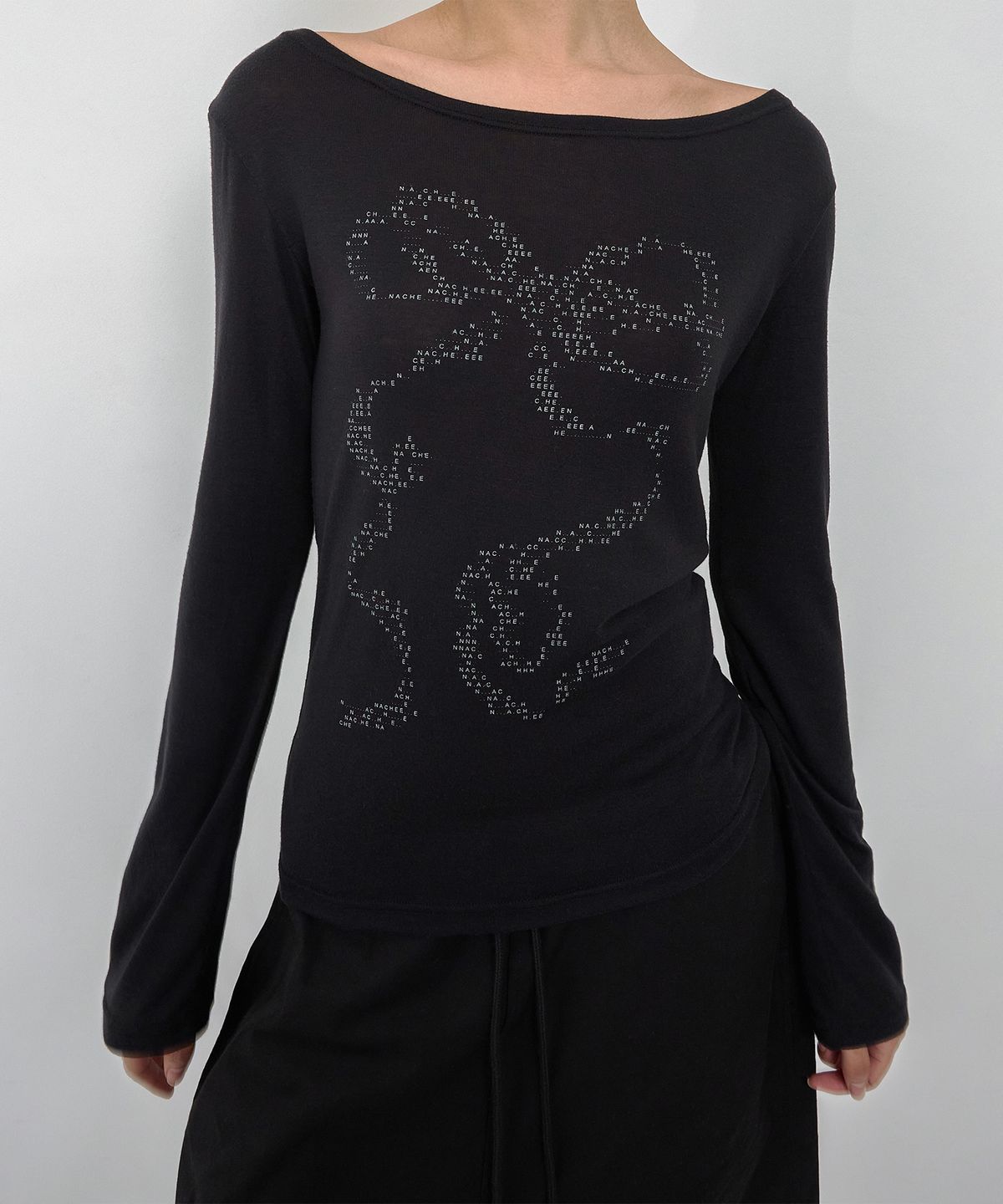 나체(NACHE) RIBBON TYPO LONG SLEEVE BLACK