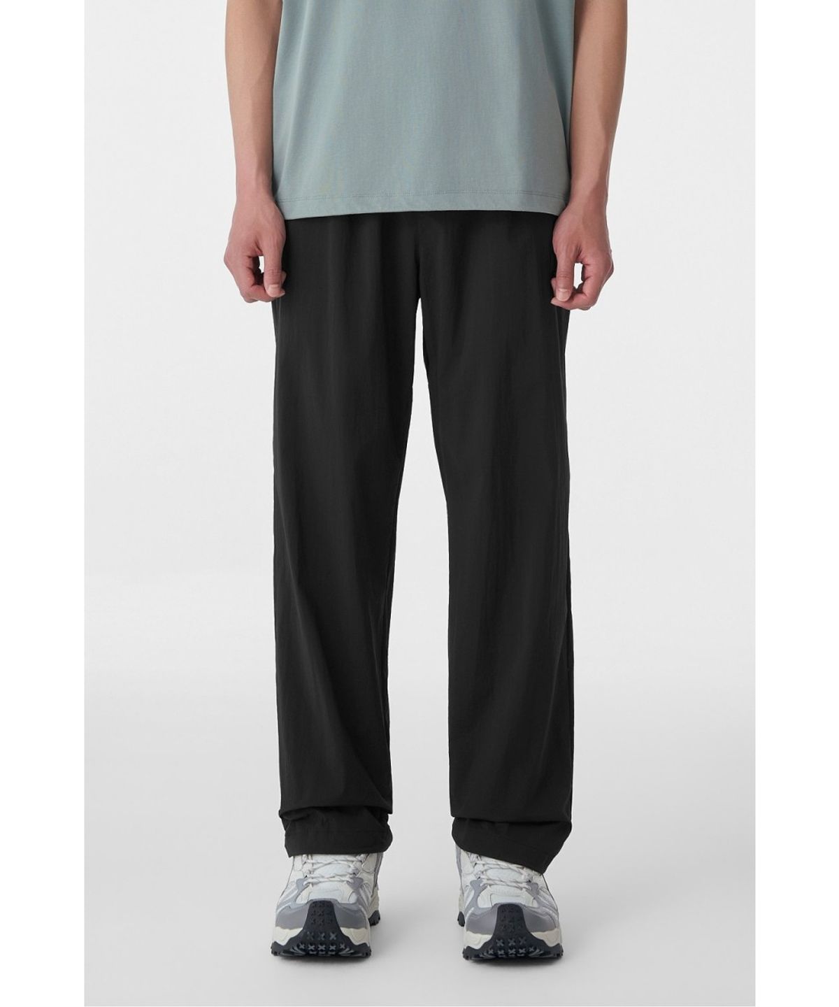 코오롱스포츠(KOLON SPORT) 남성 데이팩 테이퍼드핏 원턱 팬츠 TLPNM26691BLK