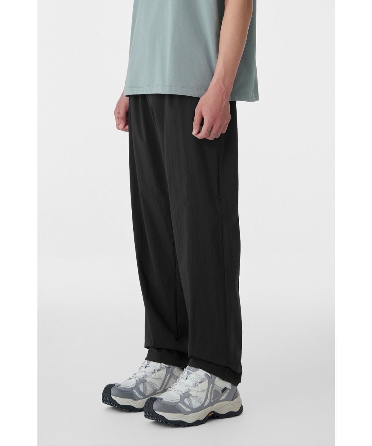 코오롱스포츠(KOLON SPORT) 남성 데이팩 테이퍼드핏 원턱 팬츠 TLPNM26691BLK