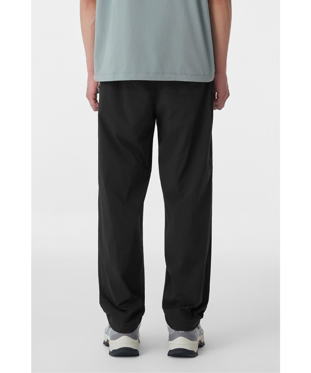 코오롱스포츠(KOLON SPORT) 남성 데이팩 테이퍼드핏 원턱 팬츠 TLPNM26691BLK