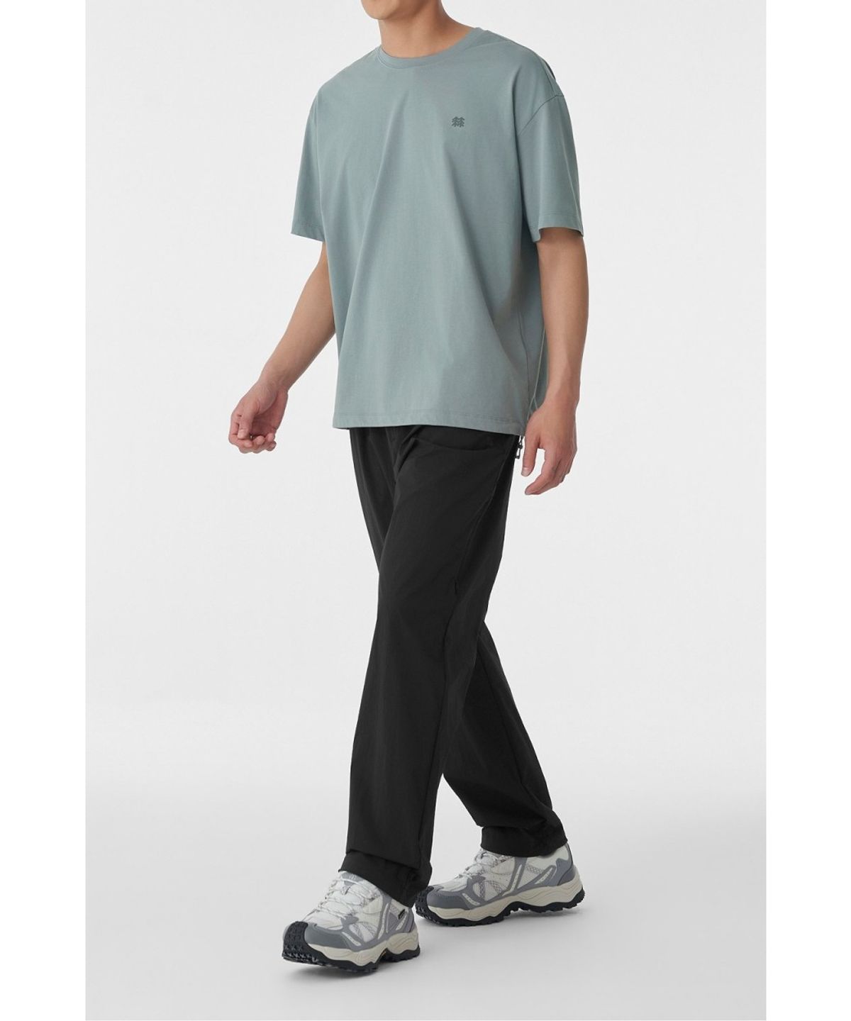 코오롱스포츠(KOLON SPORT) 남성 데이팩 테이퍼드핏 원턱 팬츠 TLPNM26691BLK