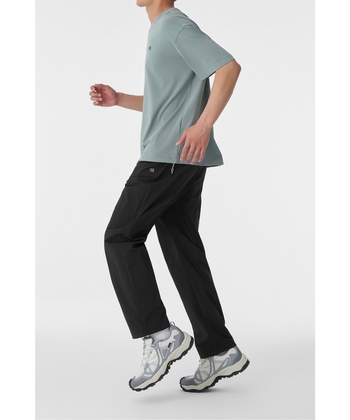 코오롱스포츠(KOLON SPORT) 남성 데이팩 테이퍼드핏 원턱 팬츠 TLPNM26691BLK