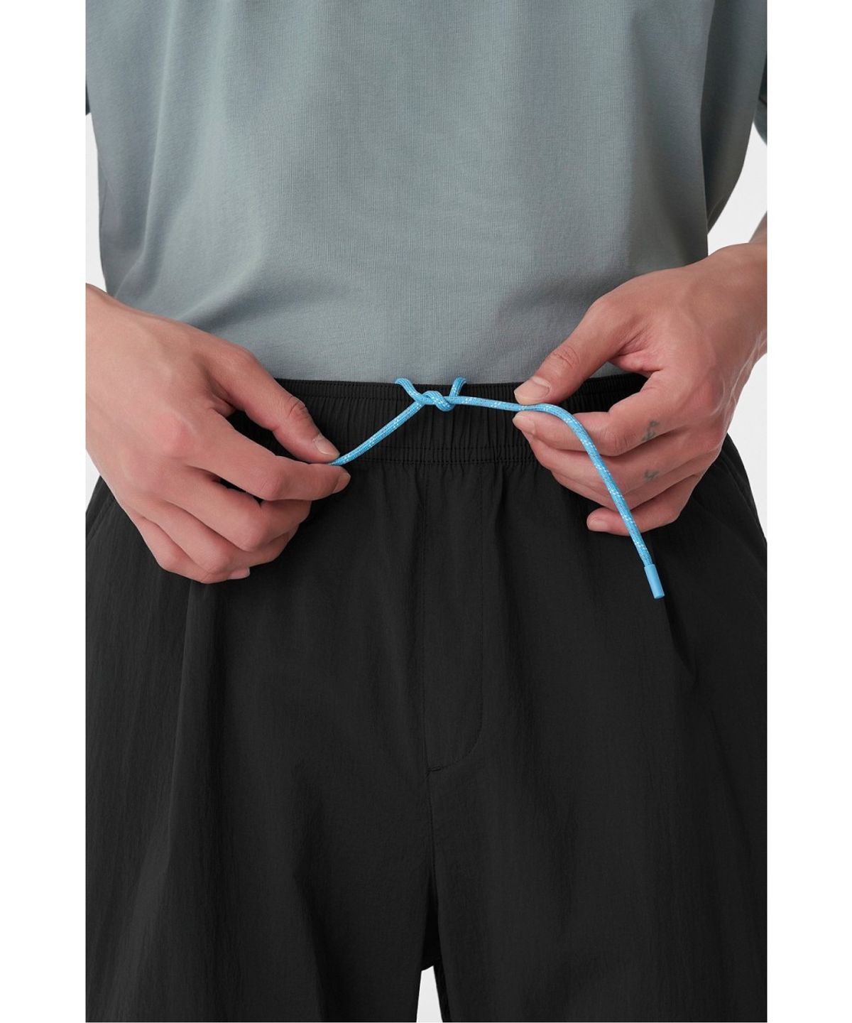 코오롱스포츠(KOLON SPORT) 남성 데이팩 테이퍼드핏 원턱 팬츠 TLPNM26691BLK