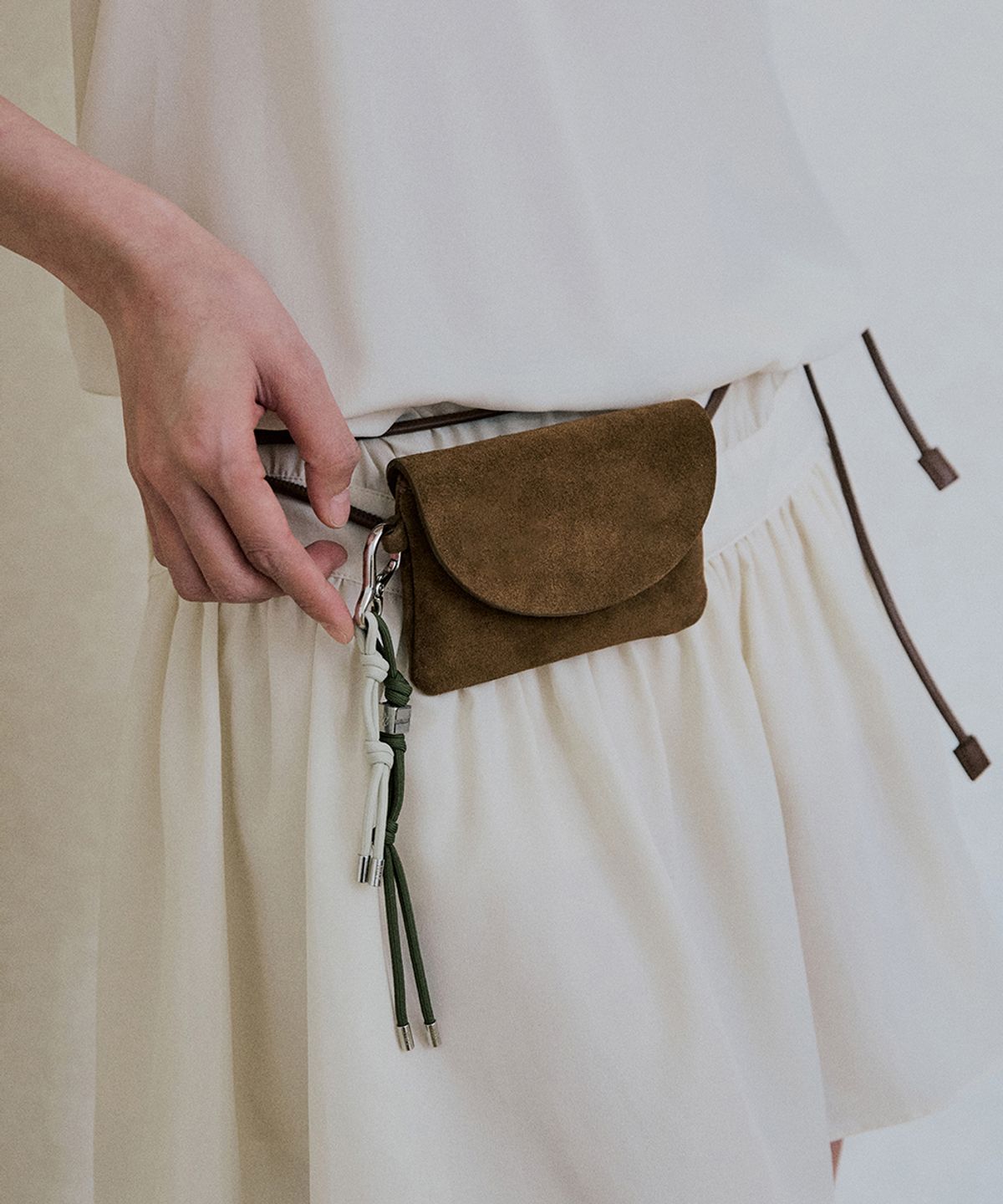 넛넛(NUTNUT) Suede String Bag - BROWN