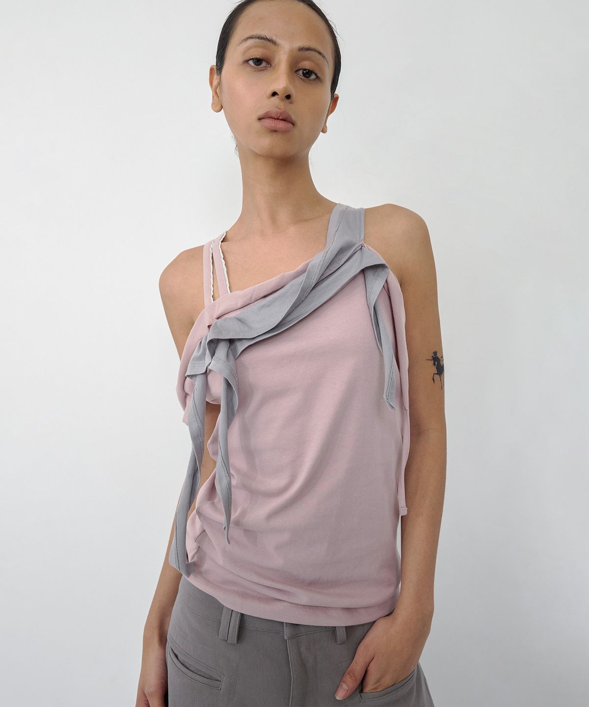 나체(NACHE) RAWCUT HALTER SLEEVELESS DUSTY PINK