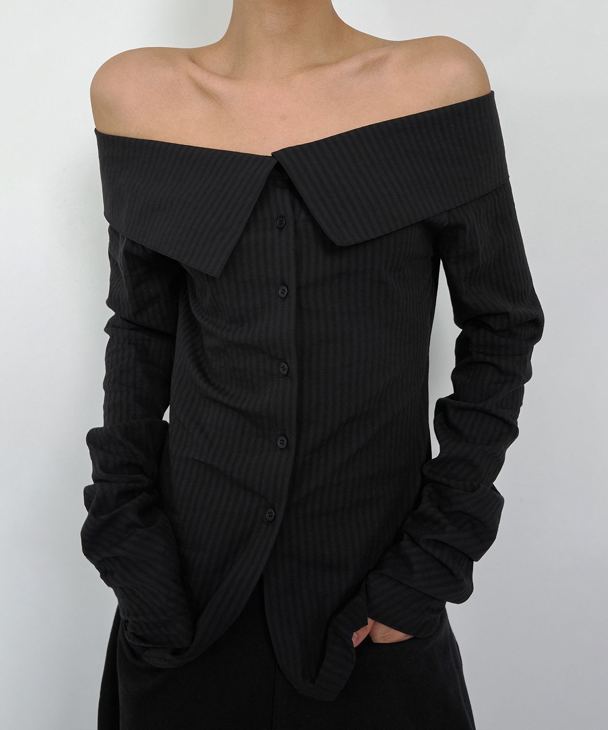나체(NACHE) STRIPED OFF SHOULDER SHIRT BLACK