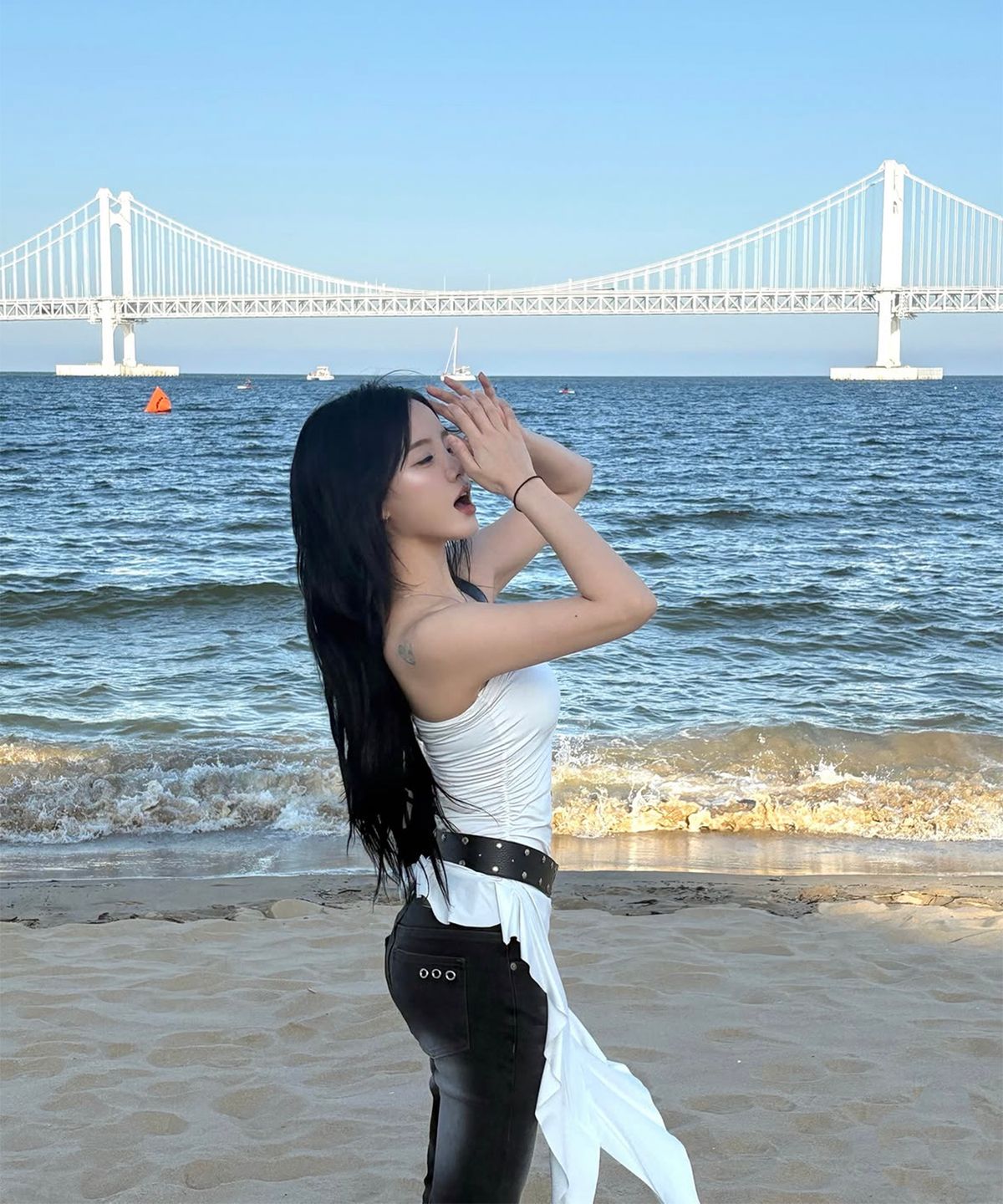 밀리언코르(MILLIONCOR) 아일렛 캣 브러쉬 흑청 스판 블랙 부츠컷 데님팬츠