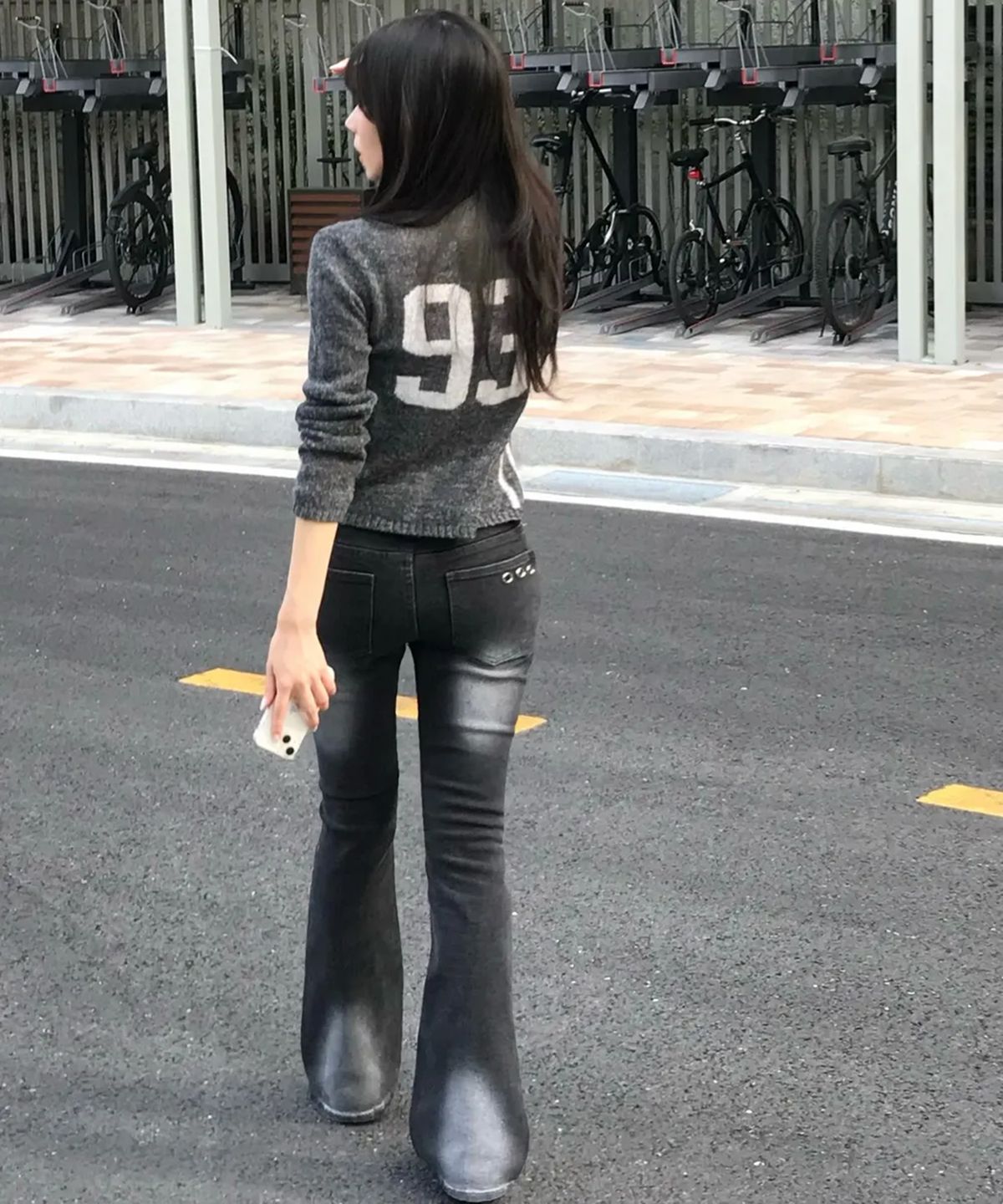 밀리언코르(MILLIONCOR) 아일렛 캣 브러쉬 흑청 스판 블랙 부츠컷 데님팬츠