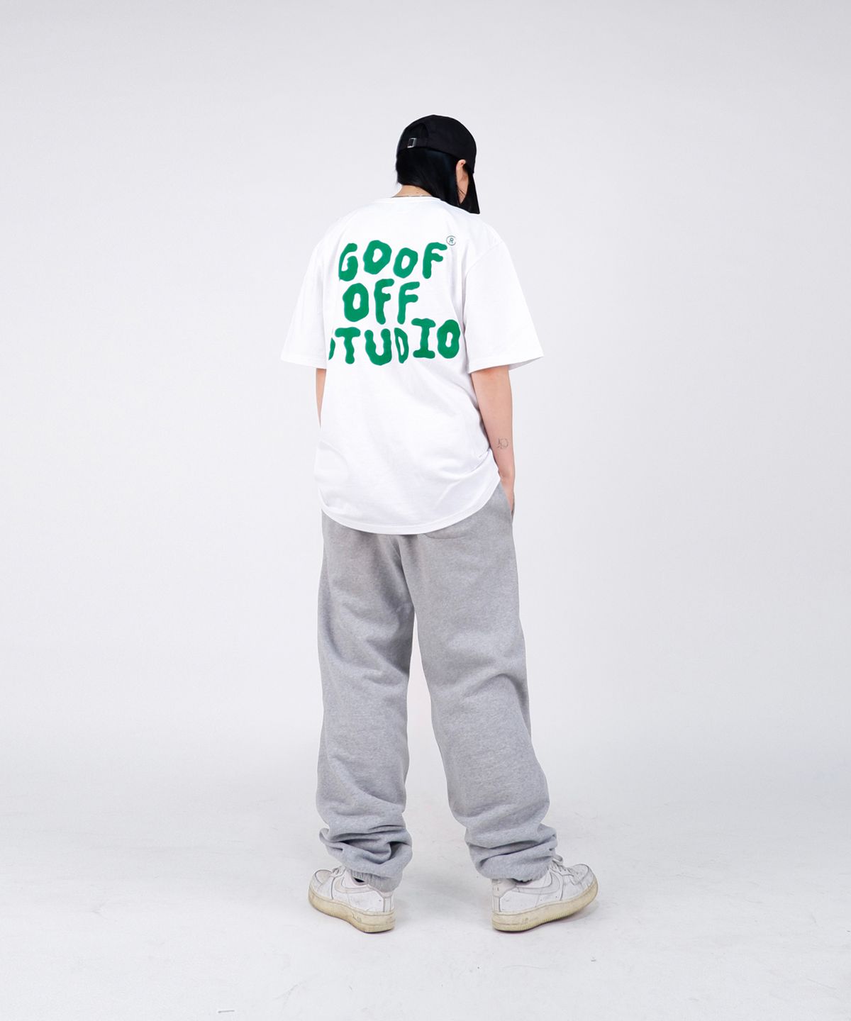 구프오프스튜디오(GOOFOFFSTUDIO) GOFS 메인 로고 티셔츠 화이트 ( 그린 )