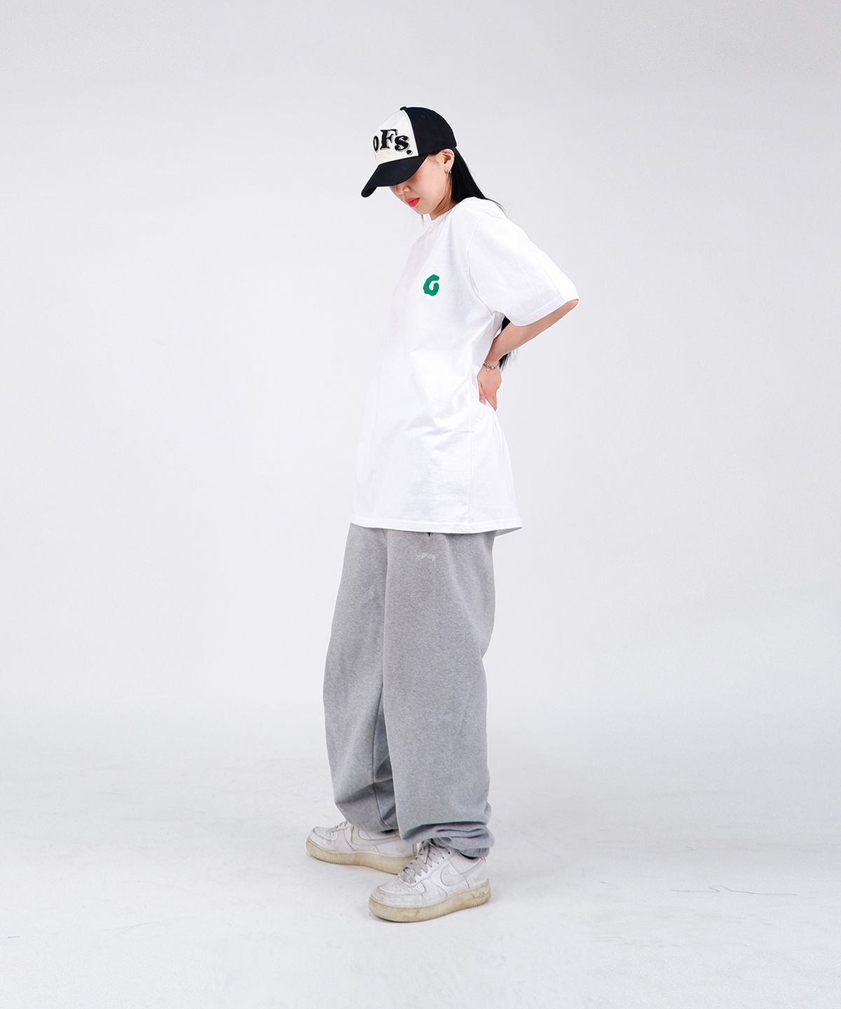 구프오프스튜디오(GOOFOFFSTUDIO) GOFS 메인 로고 티셔츠 화이트 ( 그린 )
