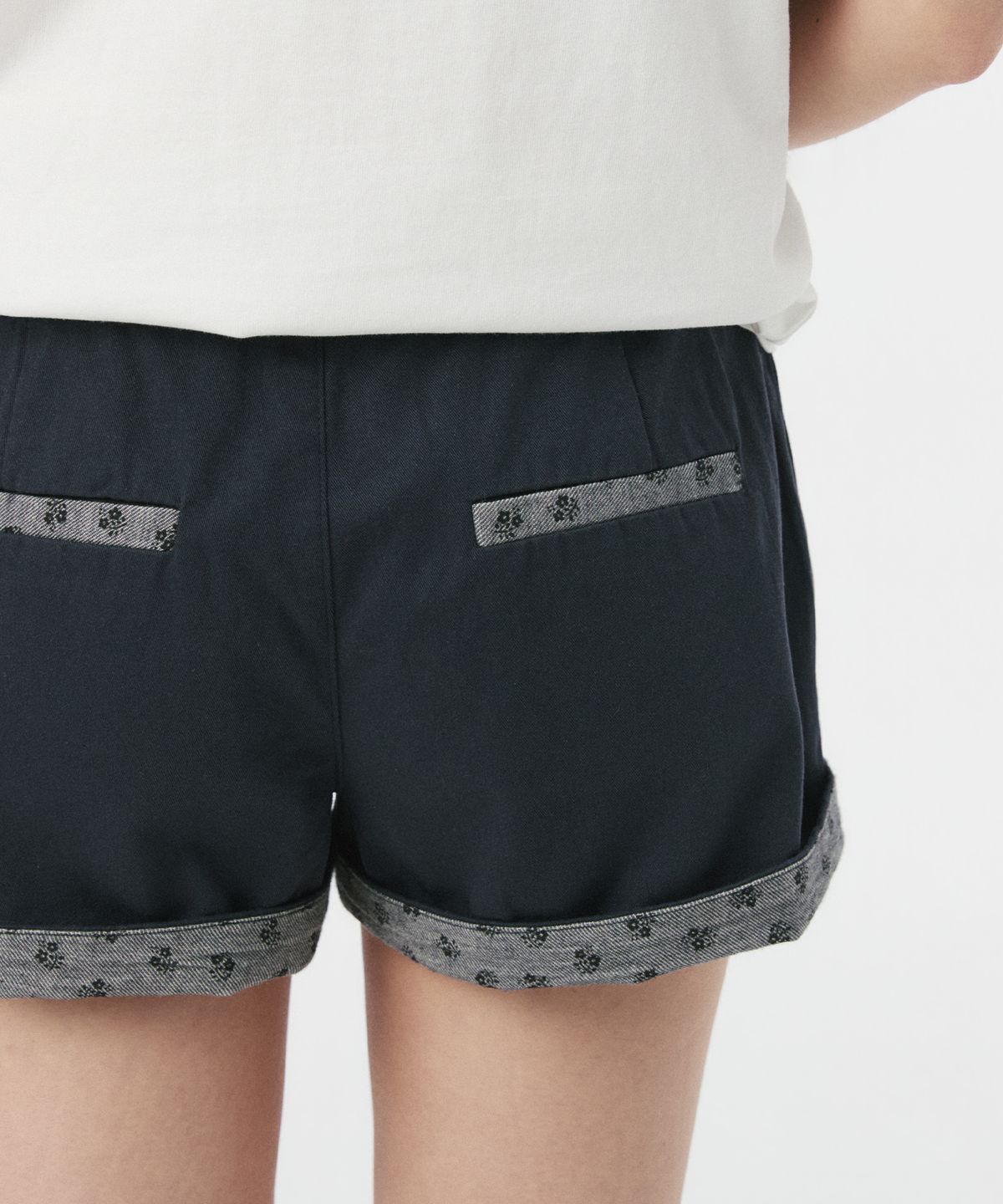오헤시오(OHESHIO) FLORAL DETAIL COTTON SHORTS, DEEP NAVY