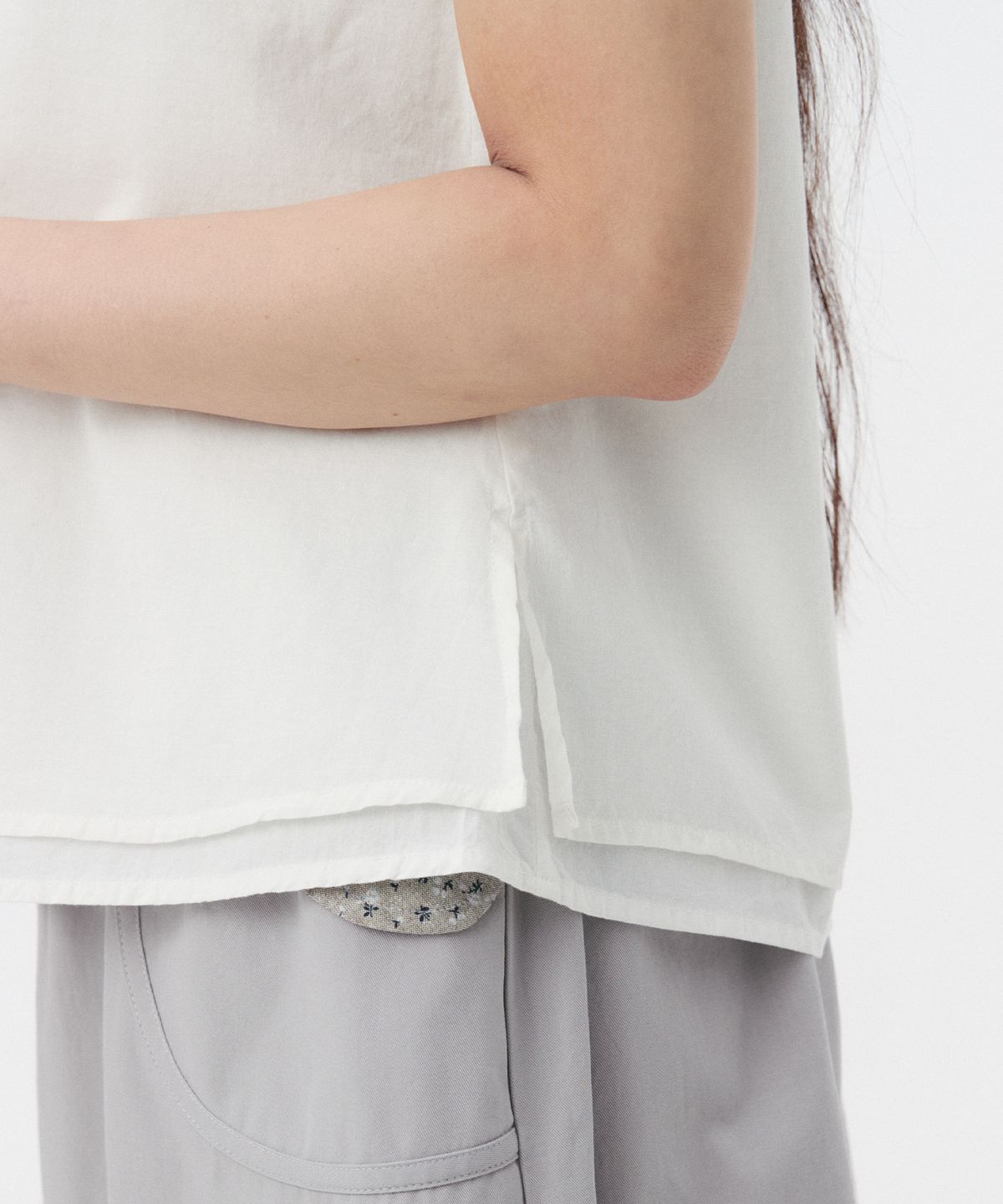 오헤시오(OHESHIO) BUTTON LAYERED SLEEVELESS BLOUSE, WHITE