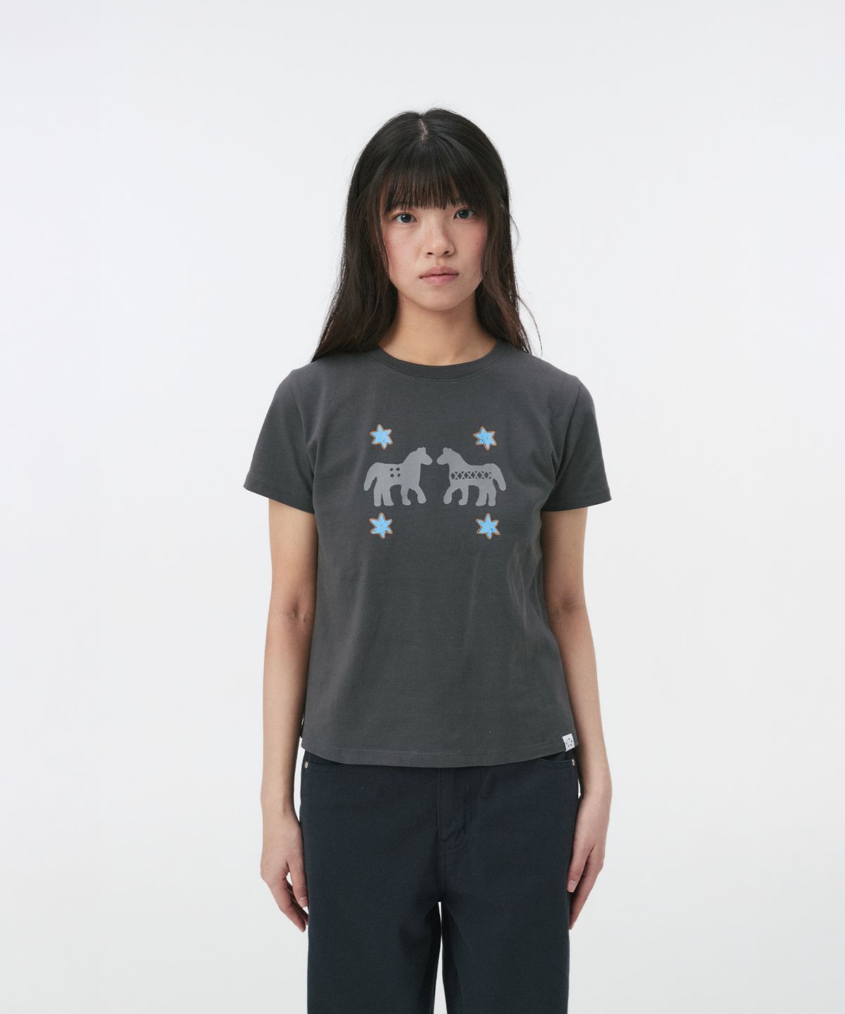 오헤시오(OHESHIO) TWIN PONY CROP T-SHIRT, CHARCOAL