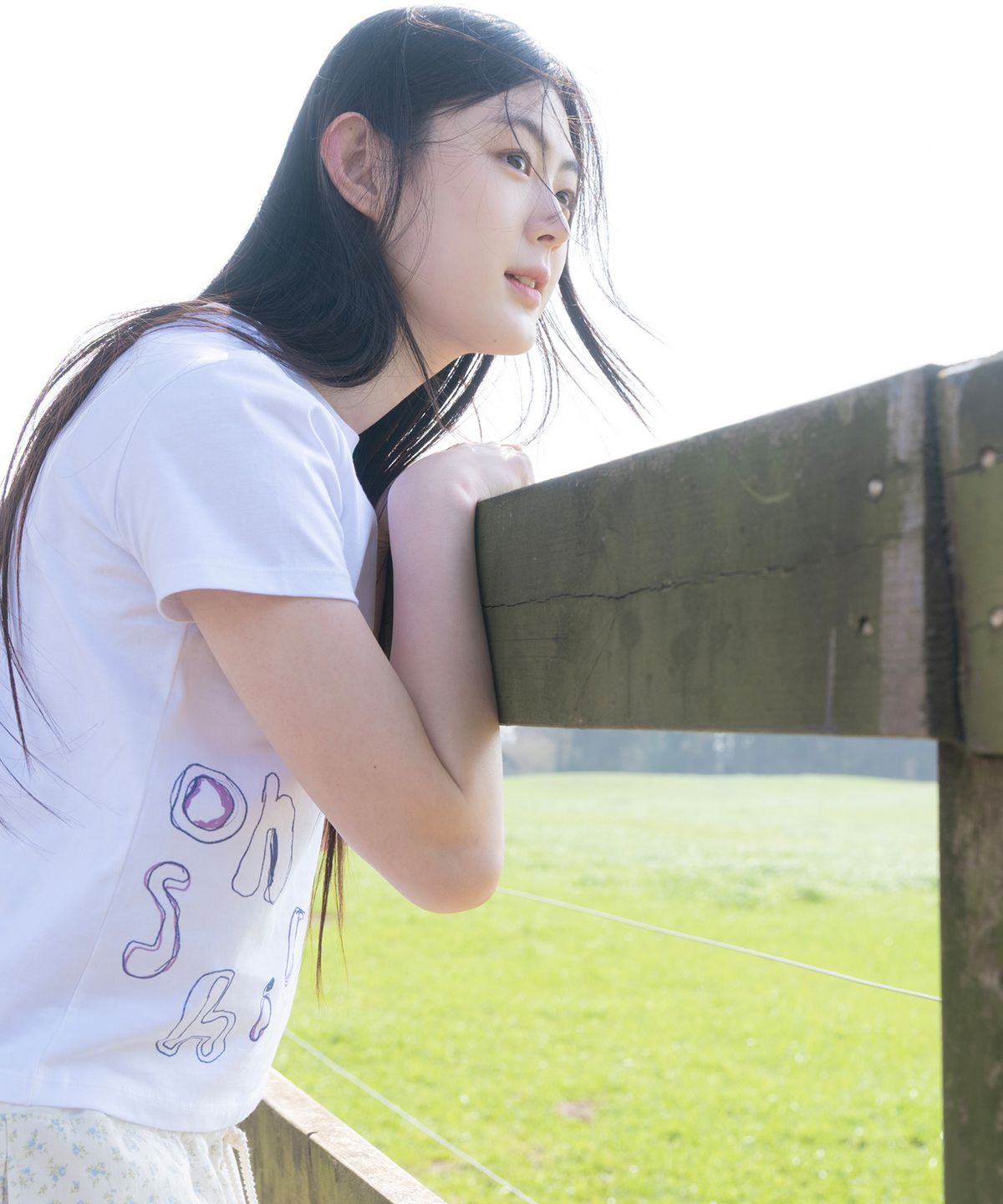 오헤시오(OHESHIO) CRAYON LOGO GRAPHIC T-SHIRT, WHITE