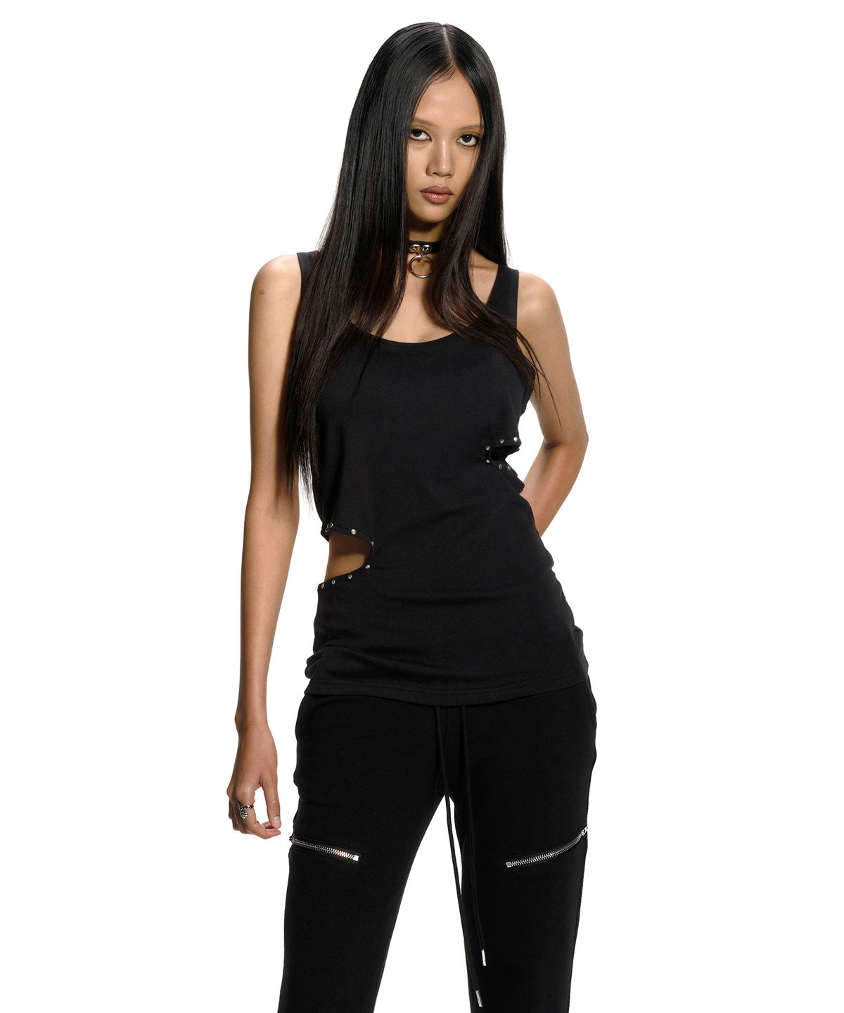 이양(EYANG) CUT-OUT STUD SLEEVELESS TOP BLACK