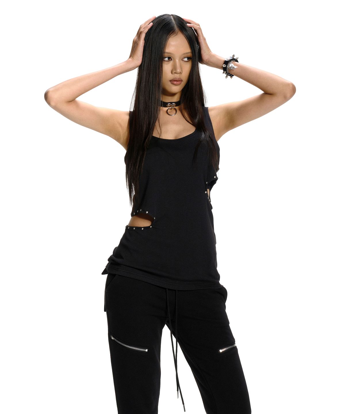 이양(EYANG) CUT-OUT STUD SLEEVELESS TOP BLACK