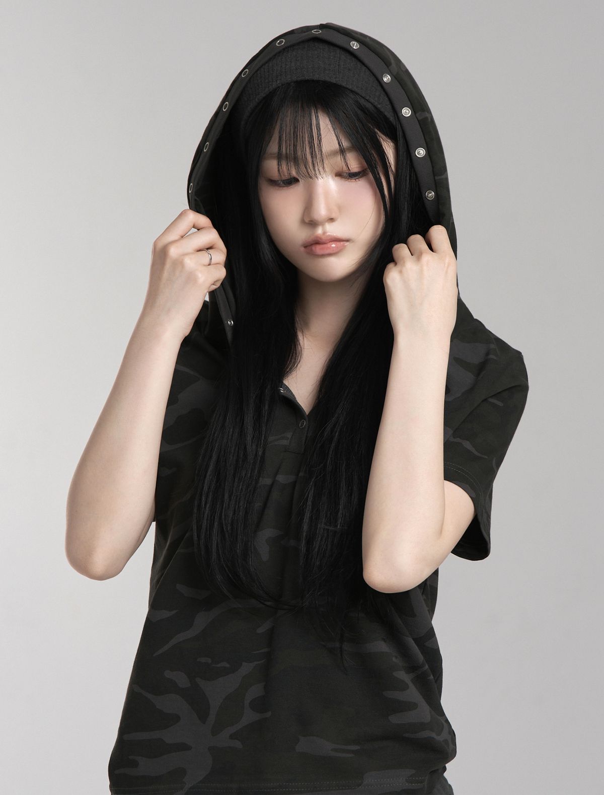 루프(LOOXP) 카모 스냅 버튼 슬림 후드 반팔티 차콜