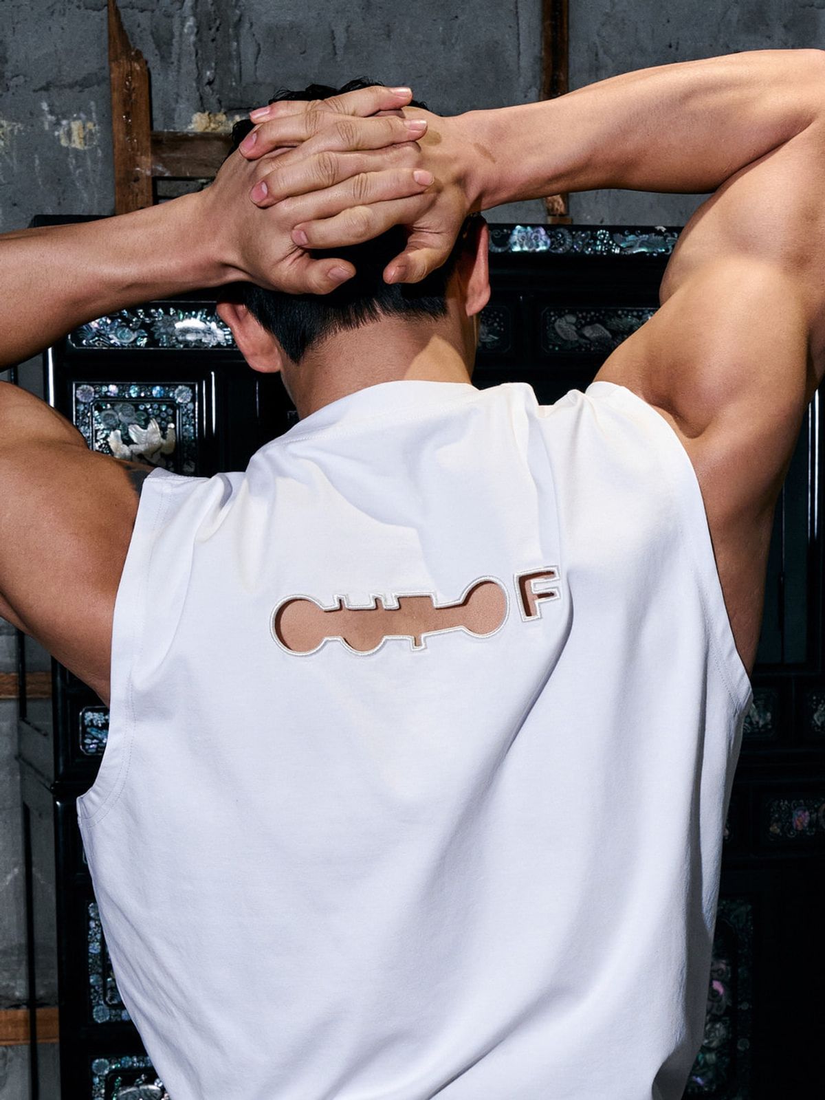 아웃오브(OUTOF) Front Back Logo Hole Sleeveless