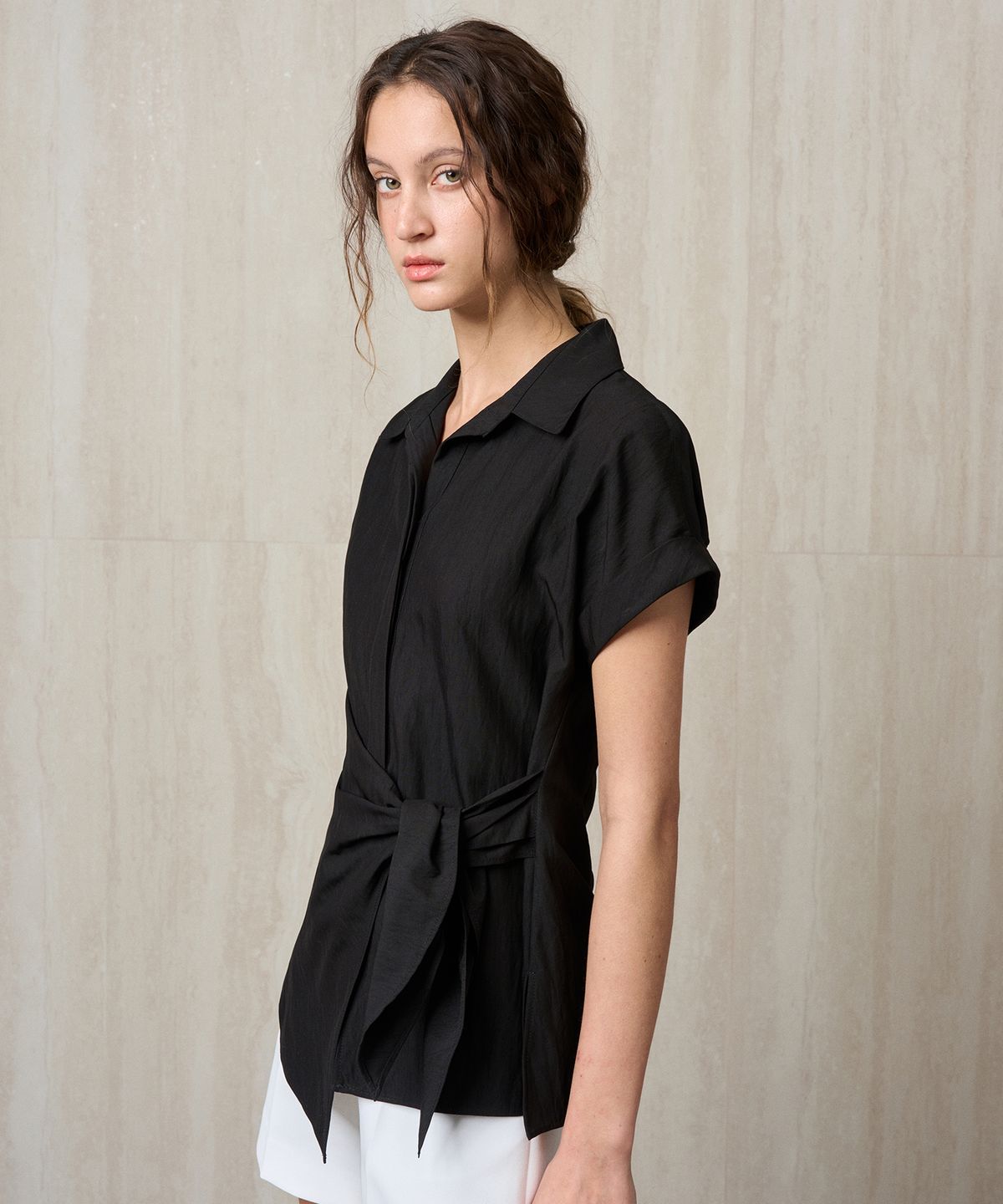 리이(RE RHEE) SIDE TIE ASYMMETRIC SHIRT TOP BLACK