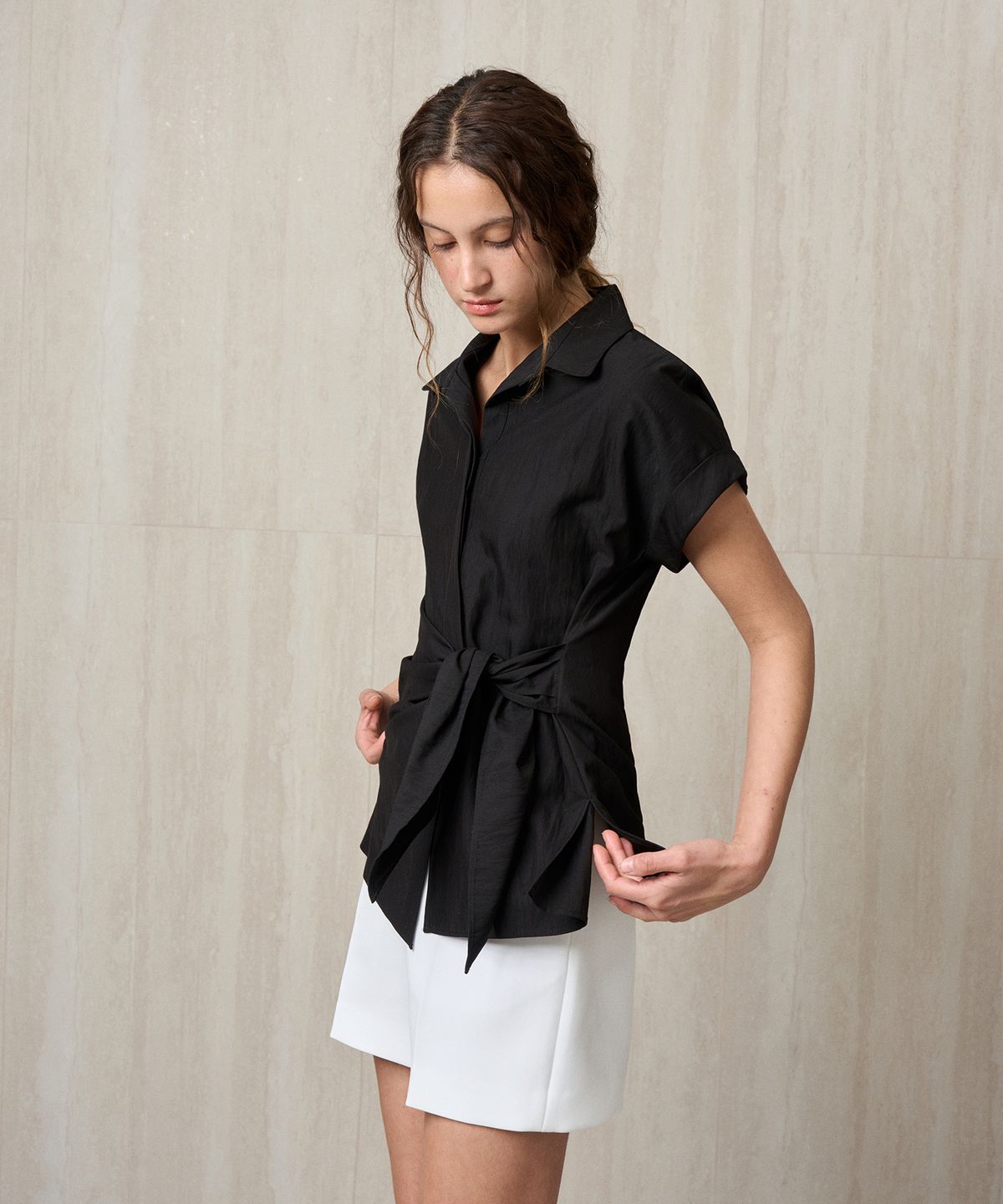 리이(RE RHEE) SIDE TIE ASYMMETRIC SHIRT TOP BLACK