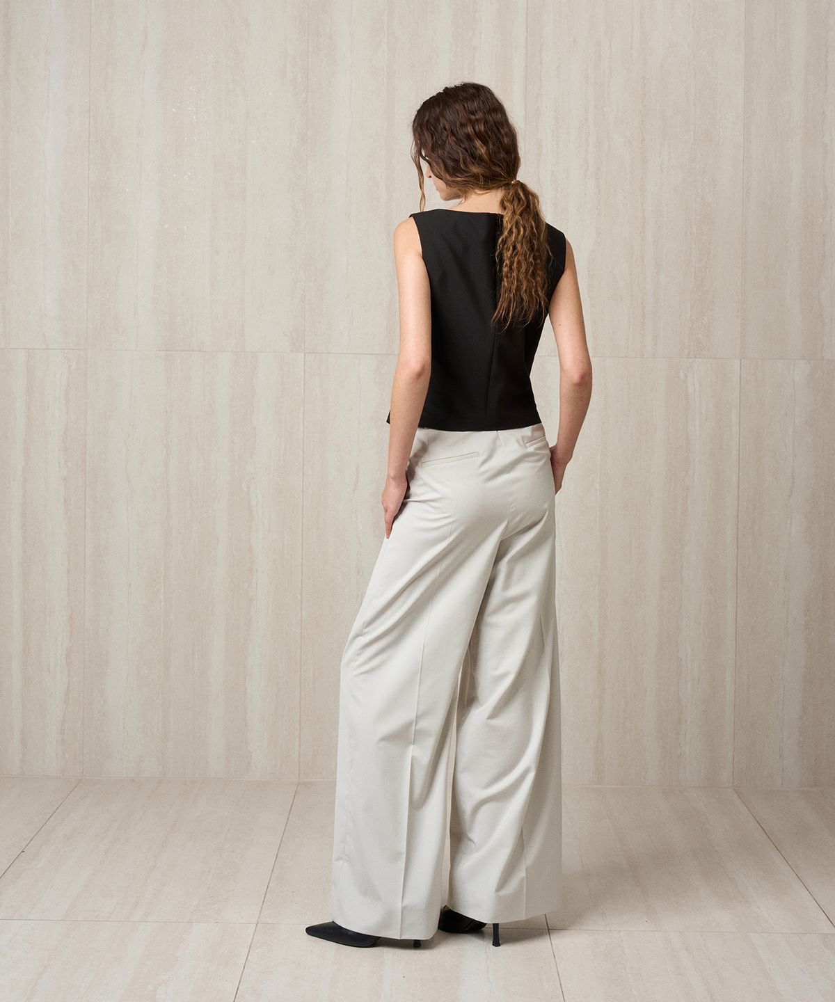 리이(RE RHEE) PLEATED WIDE TROUSERS ECRU