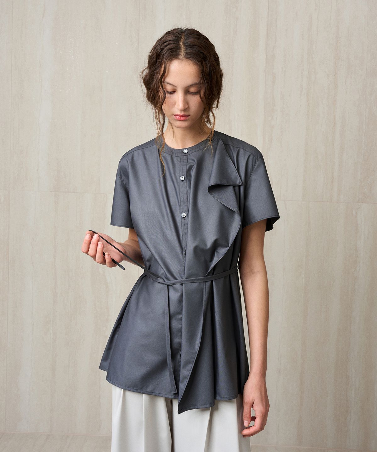 리이(RE RHEE) RUFFLE DETAIL SHIRT BLOUSE CHARCOAL