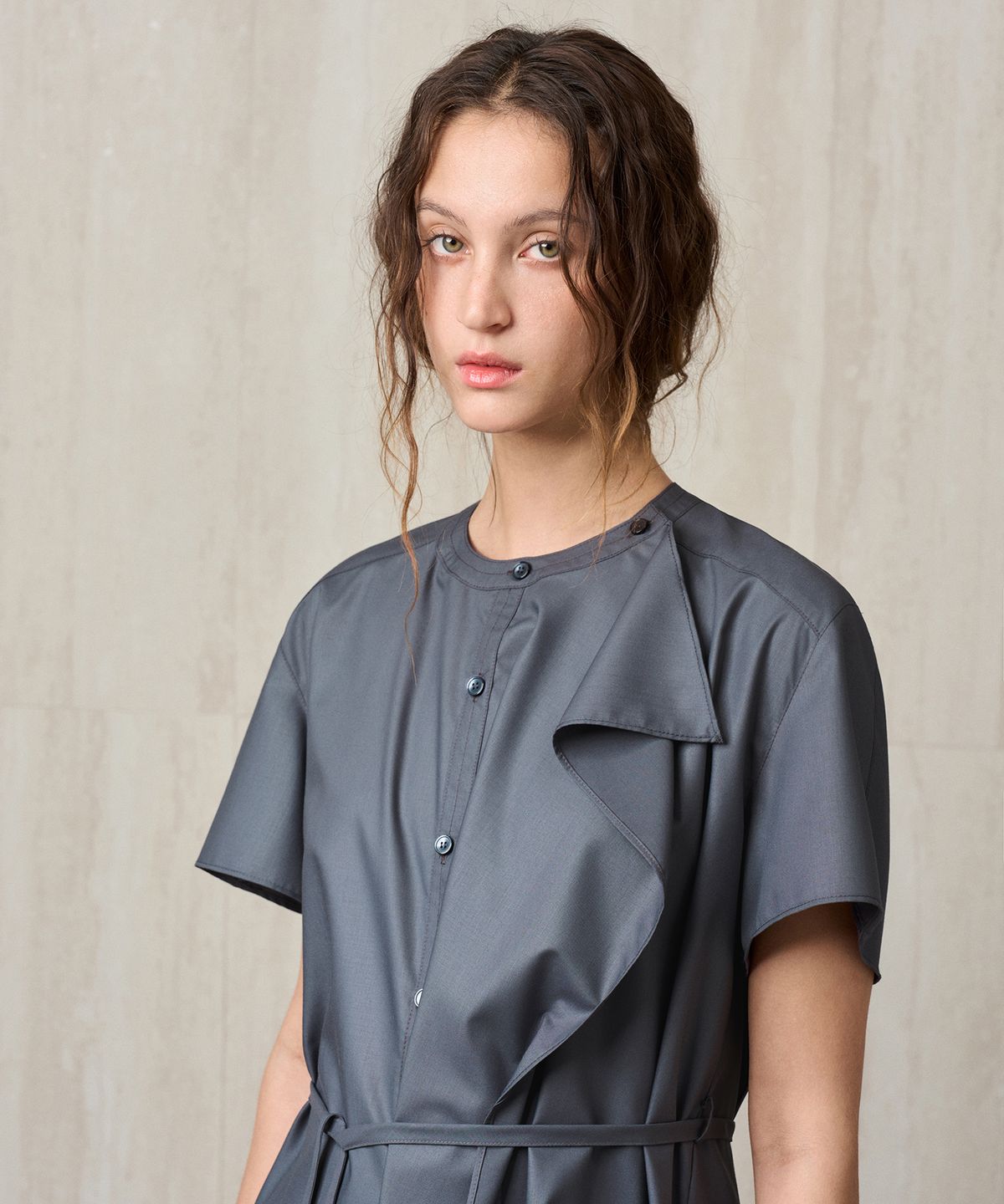 리이(RE RHEE) RUFFLE DETAIL SHIRT BLOUSE CHARCOAL