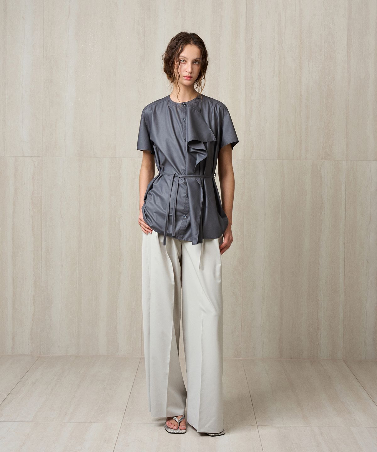 리이(RE RHEE) RUFFLE DETAIL SHIRT BLOUSE CHARCOAL