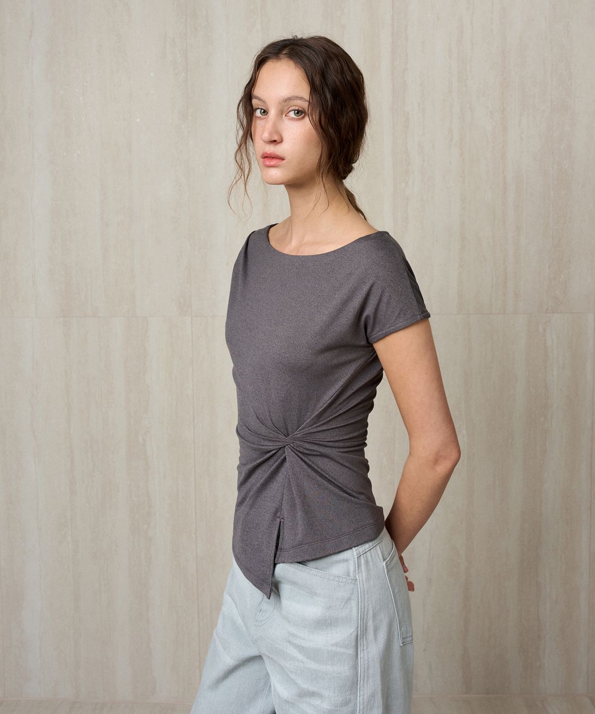 리이(RE RHEE) TWISTED DRAPE TOP CHARCOAL