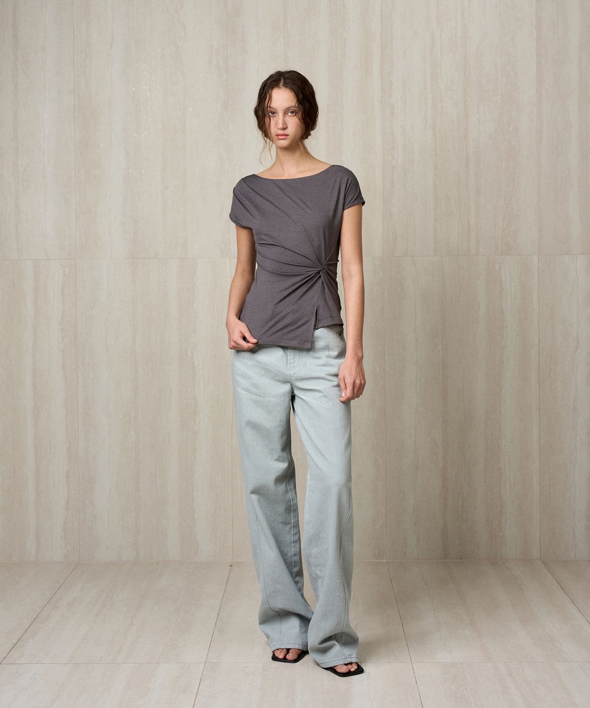리이(RE RHEE) TWISTED DRAPE TOP CHARCOAL