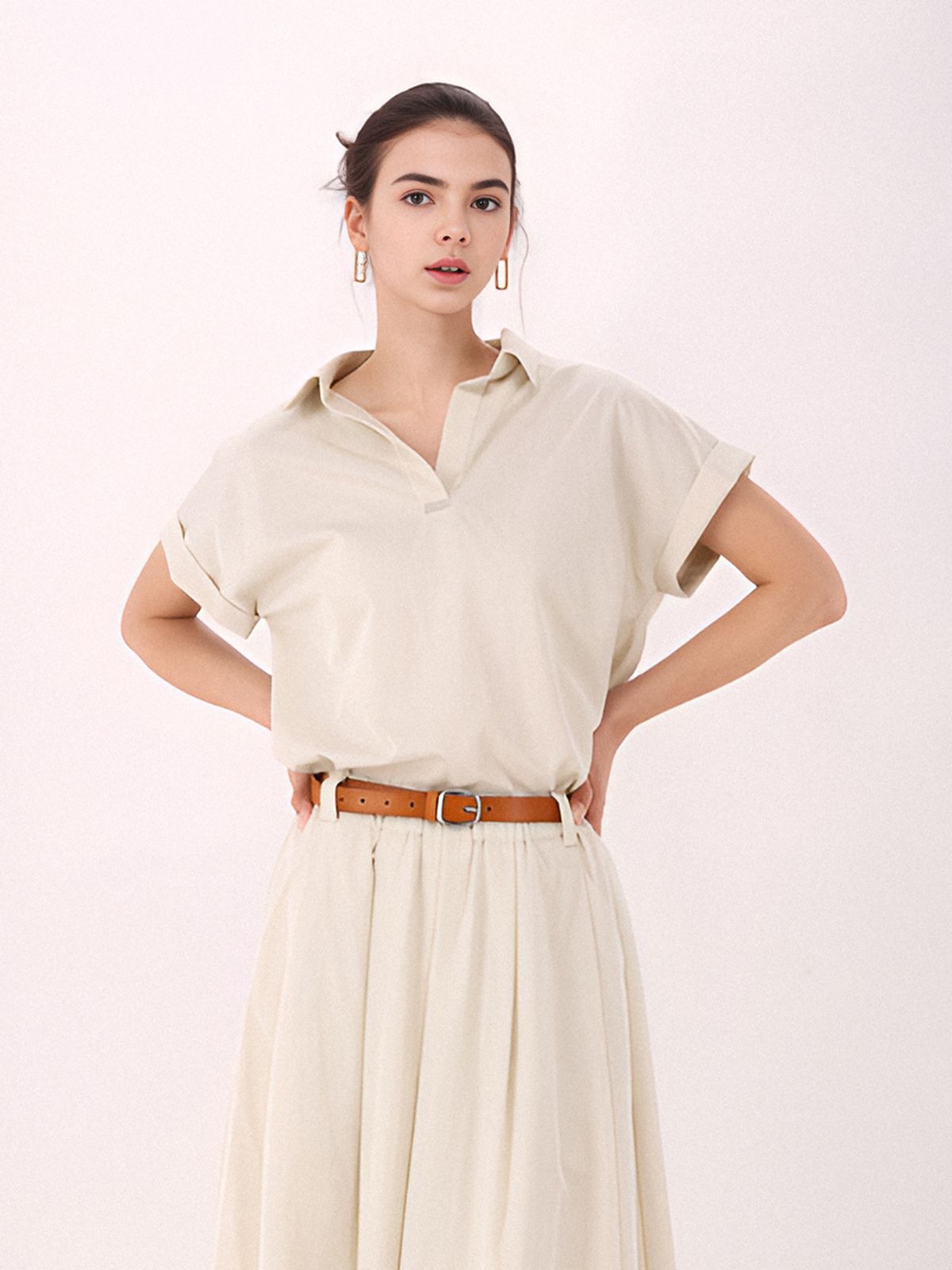 아쿠드(ACUD) Half Sleeve Glossy Blouse _L.Beige