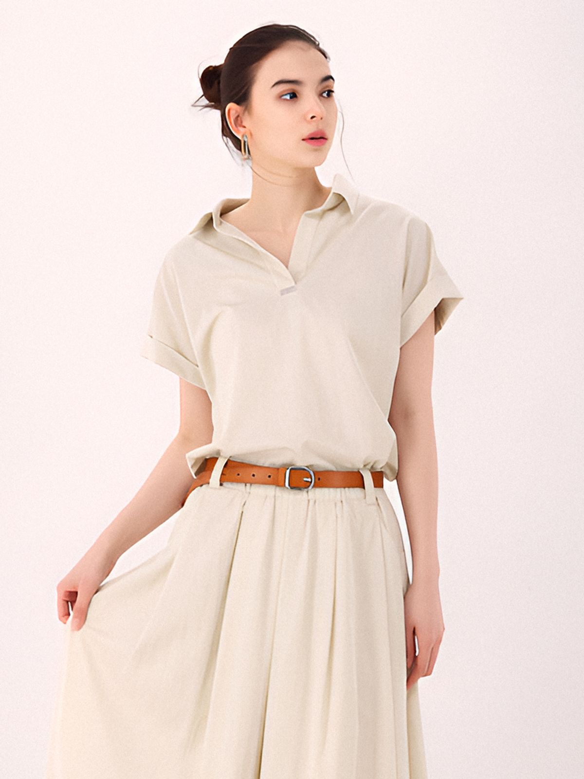 아쿠드(ACUD) Half Sleeve Glossy Blouse _L.Beige