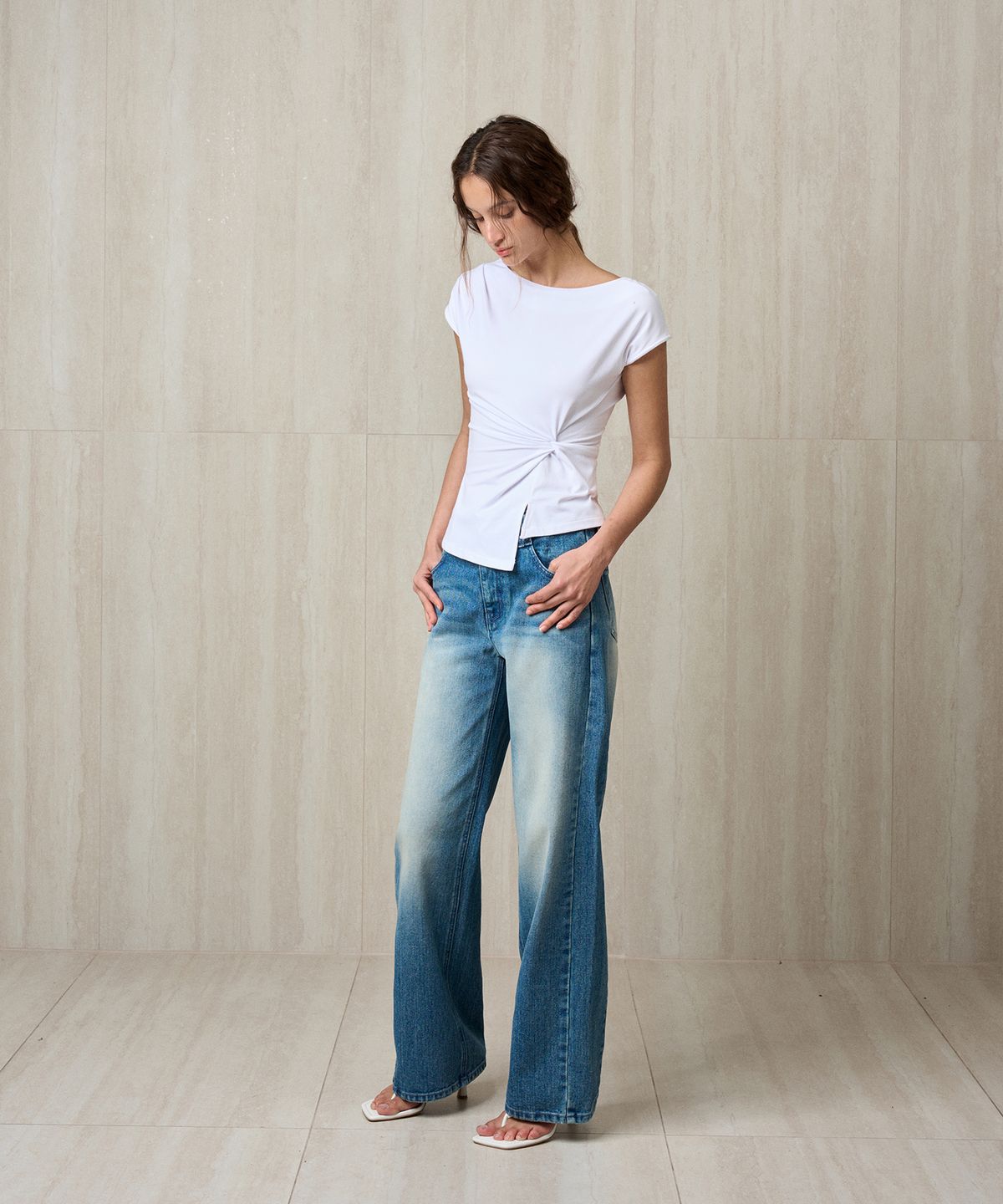리이(RE RHEE) TWISTED DRAPE TOP WHITE
