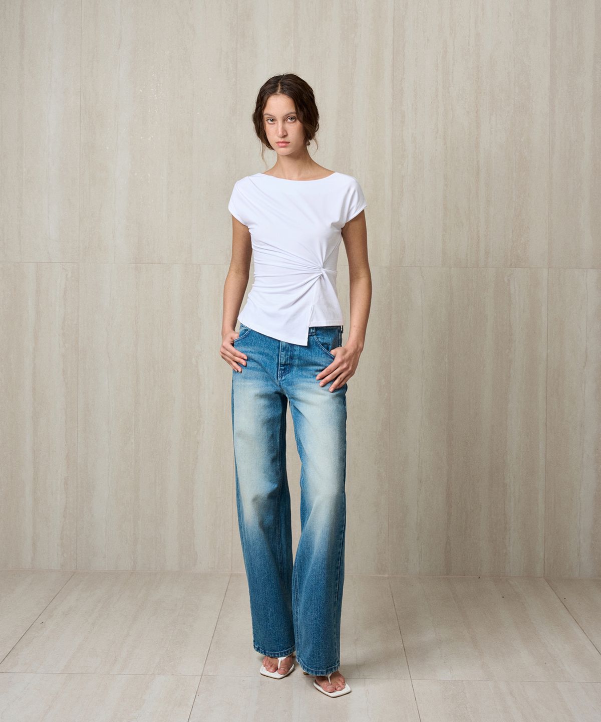 리이(RE RHEE) TWISTED DRAPE TOP WHITE