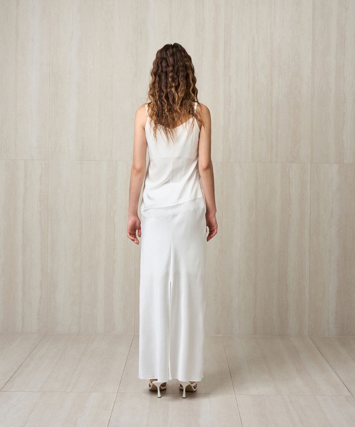리이(RE RHEE) ASYMMETRIC LACE TOP WHITE