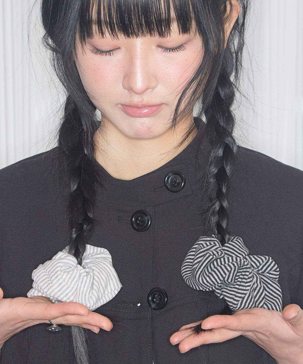 키이비(KIIBI) cozy stripe scrunchie charcoal