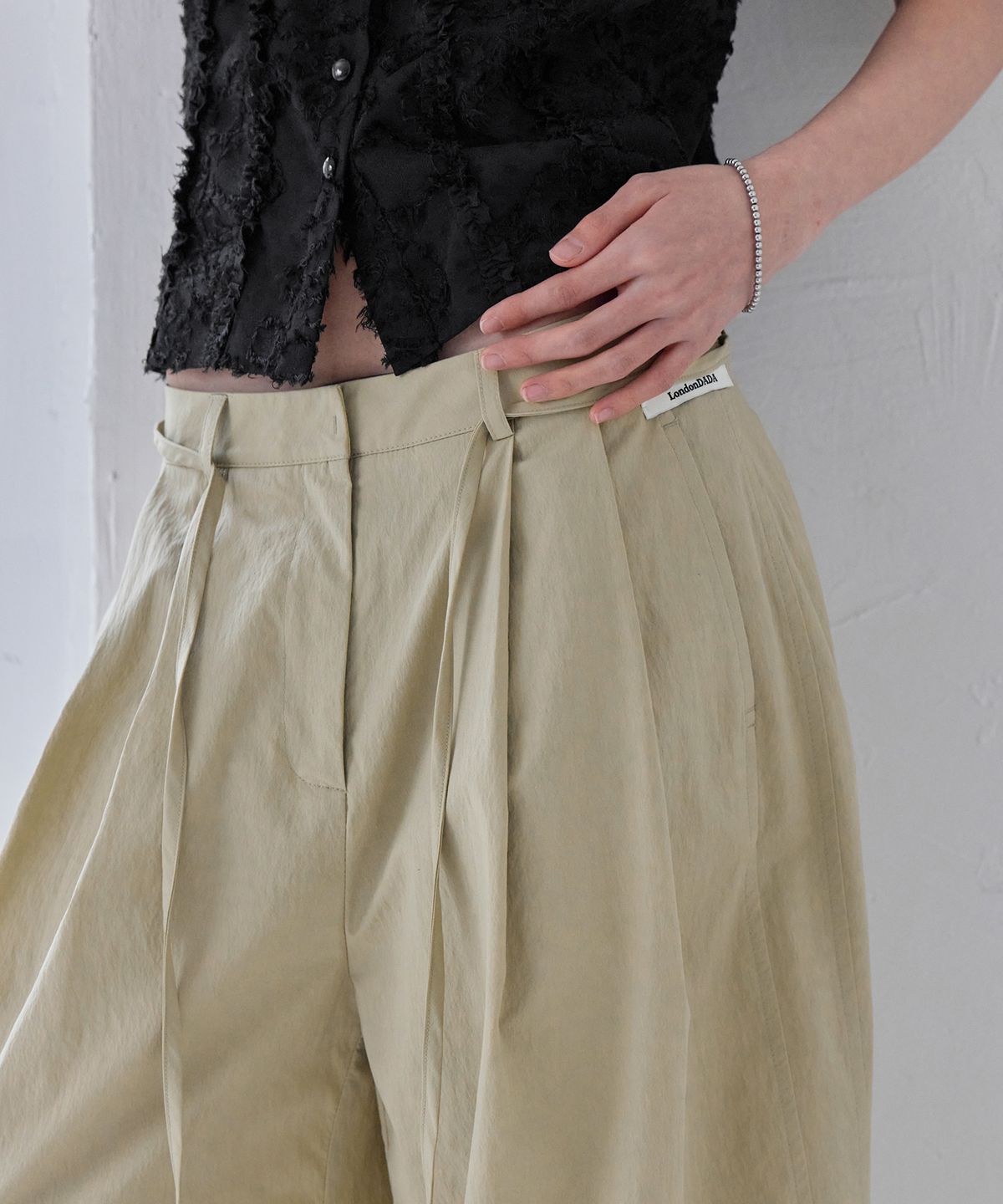 런던다다(LONDONDADA) Nylon Pintuck Balloon Slacks, OLIVE